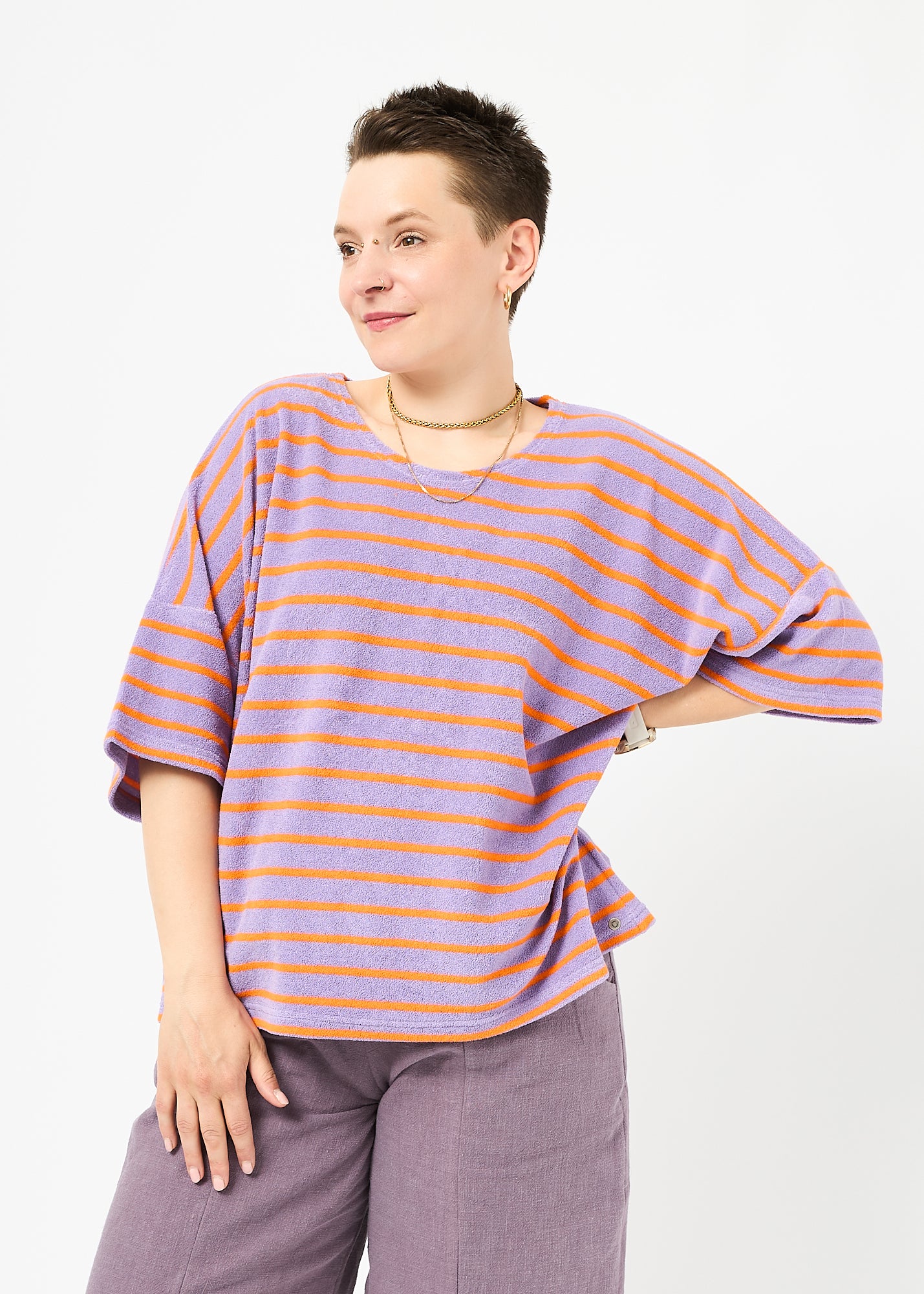Melly trägt das Shirt Sammy in Größe M und die Bermuda Shorts Leinen pflaume Größe M.