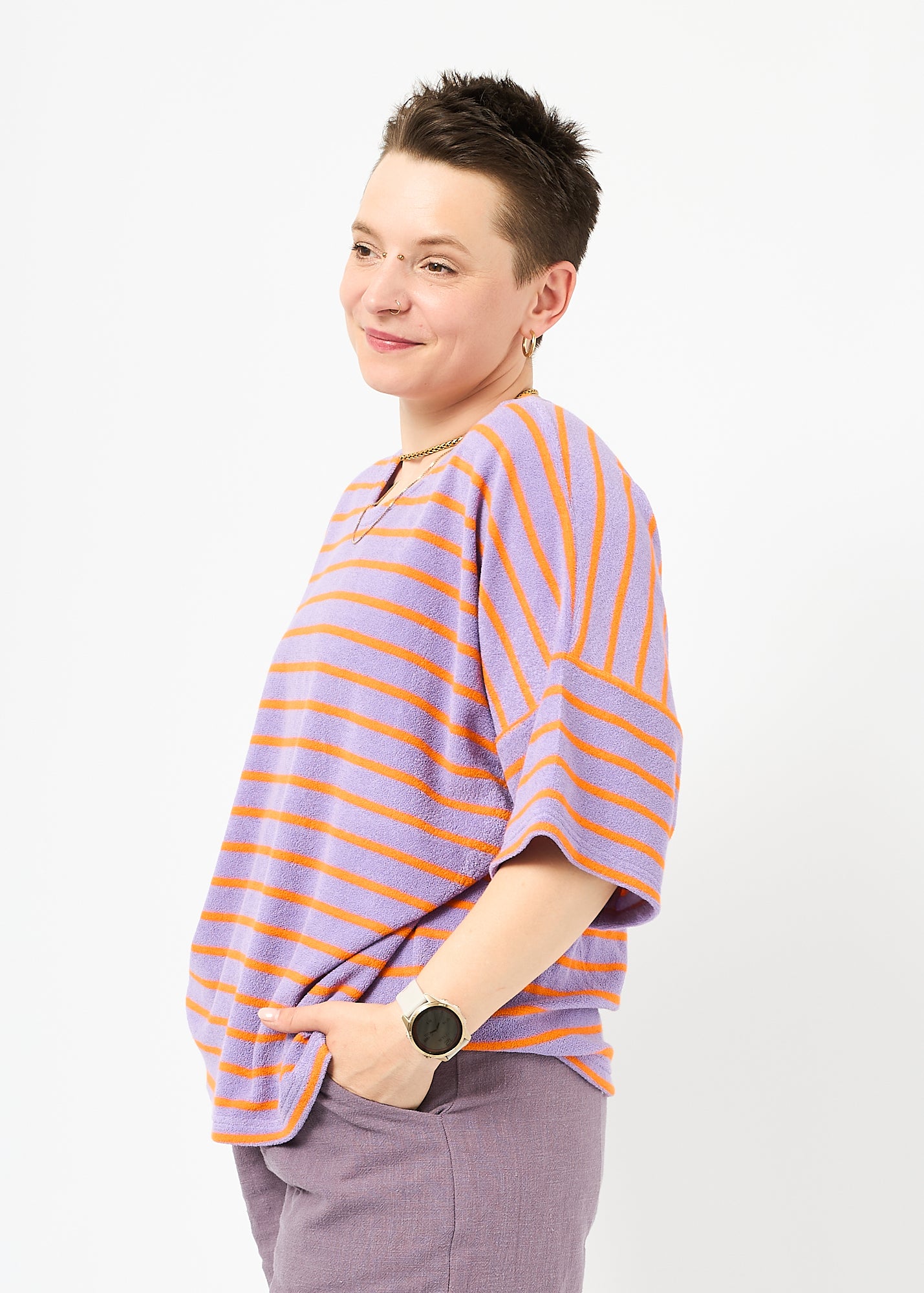 Melly trägt das Shirt Sammy in Größe M und die Bermuda Shorts Leinen pflaume Größe M.