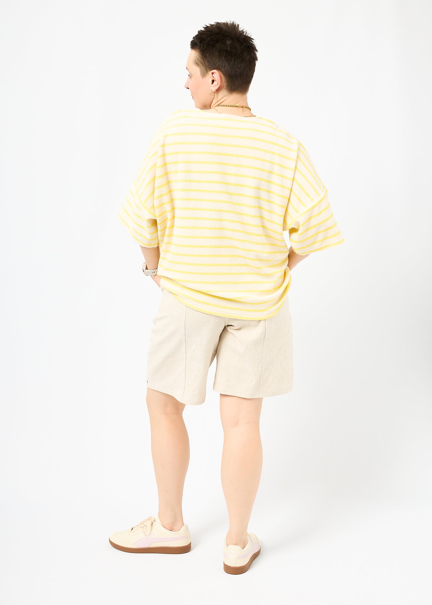 Melly trägt das Shirt Sammy in Größe M und die Bermuda Shorts Leinen natur Größe M.