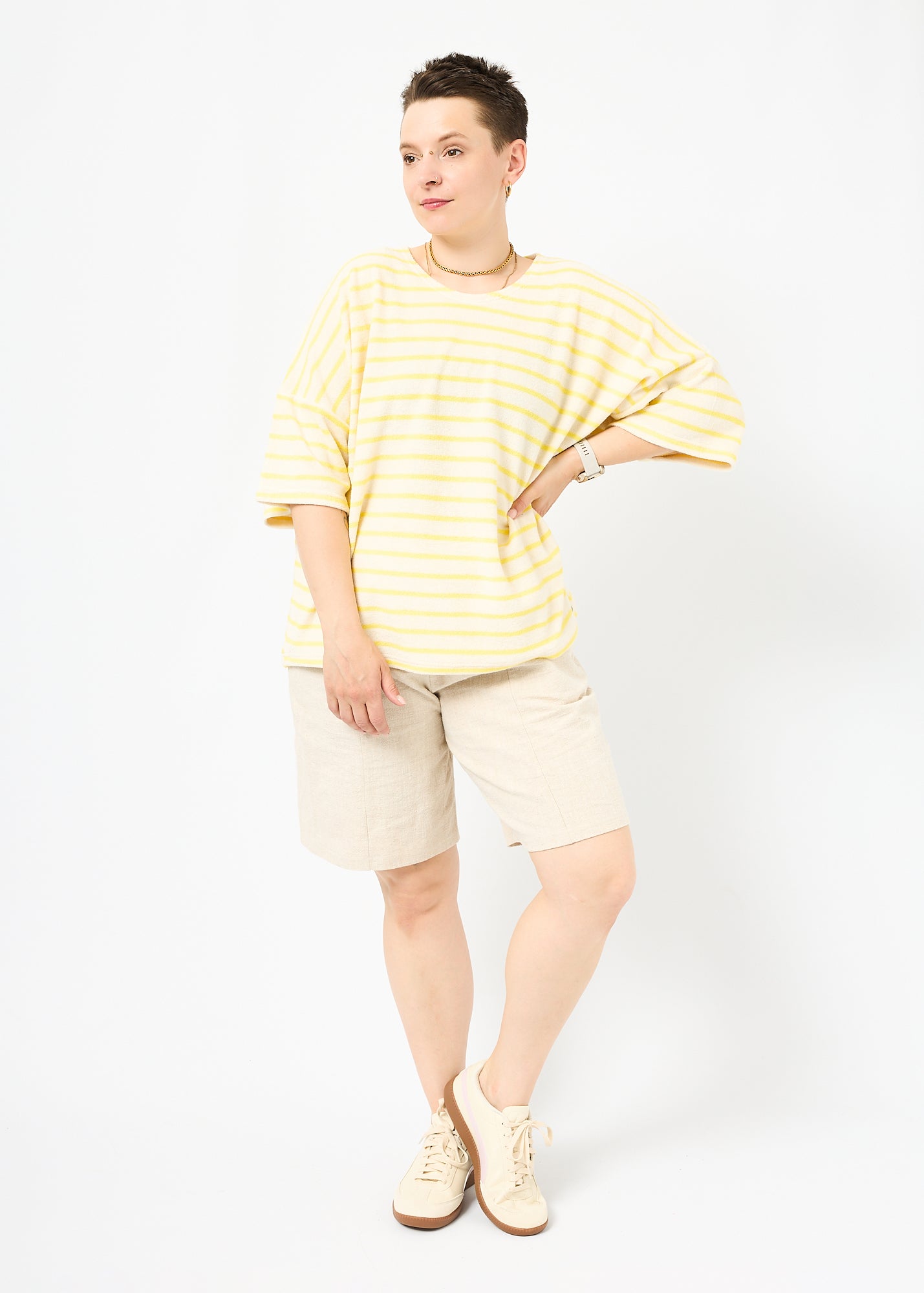 Melly trägt das Shirt Sammy in Größe M und die Bermuda Shorts Leinen natur Größe M.