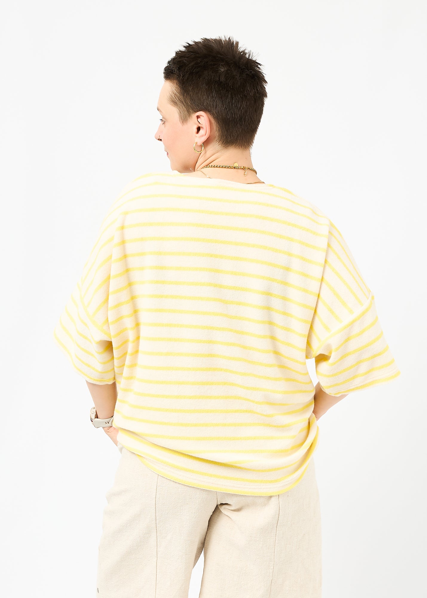 Melly trägt das Shirt Sammy in Größe M und die Bermuda Shorts Leinen natur Größe M.