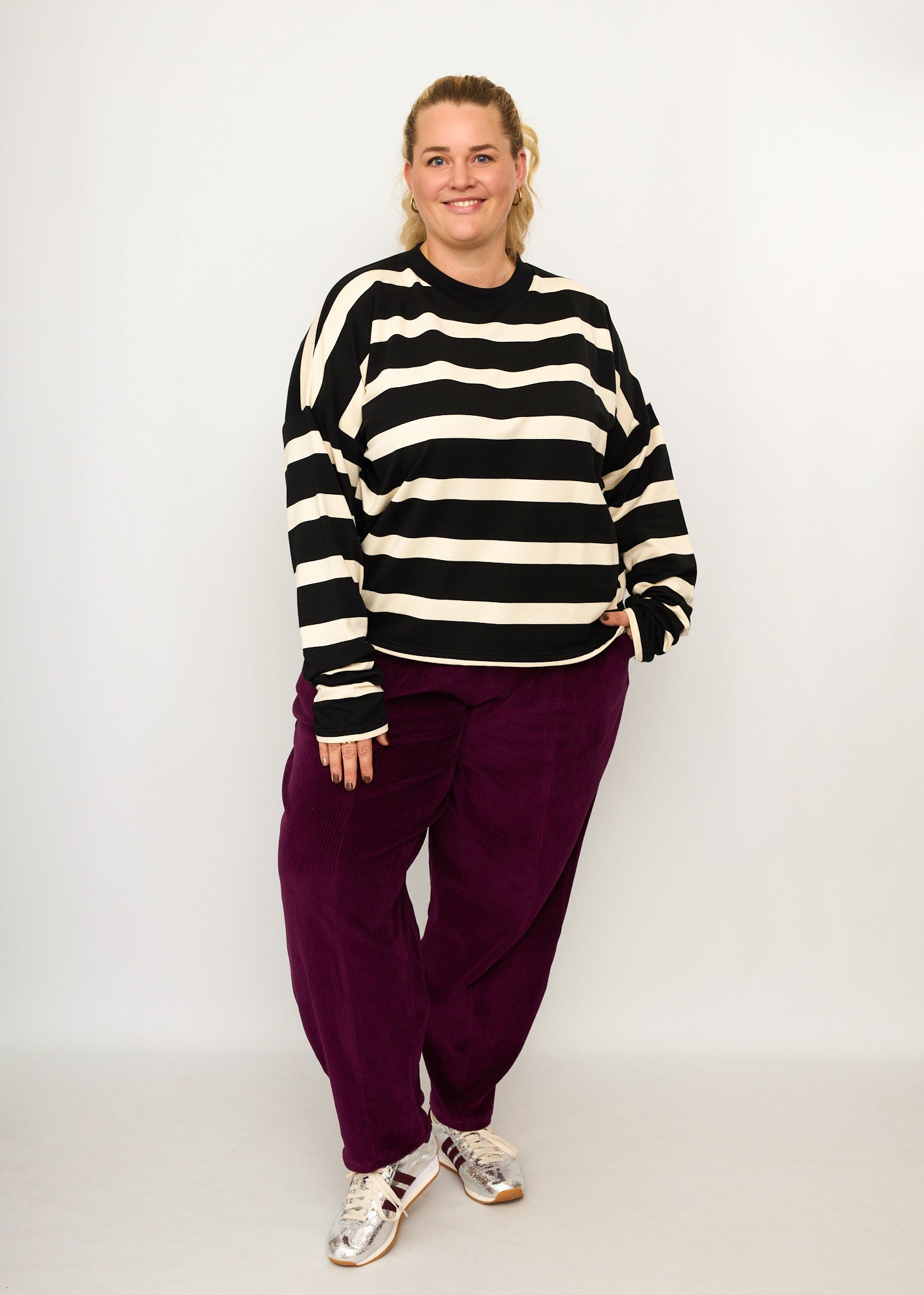 Nina trägt auf dem Foto 'Sammy' Größe XXL, Sweat 'Streifen schwarz' und 'Betty' Größe XXXL, Velvet-Cord aubergine
