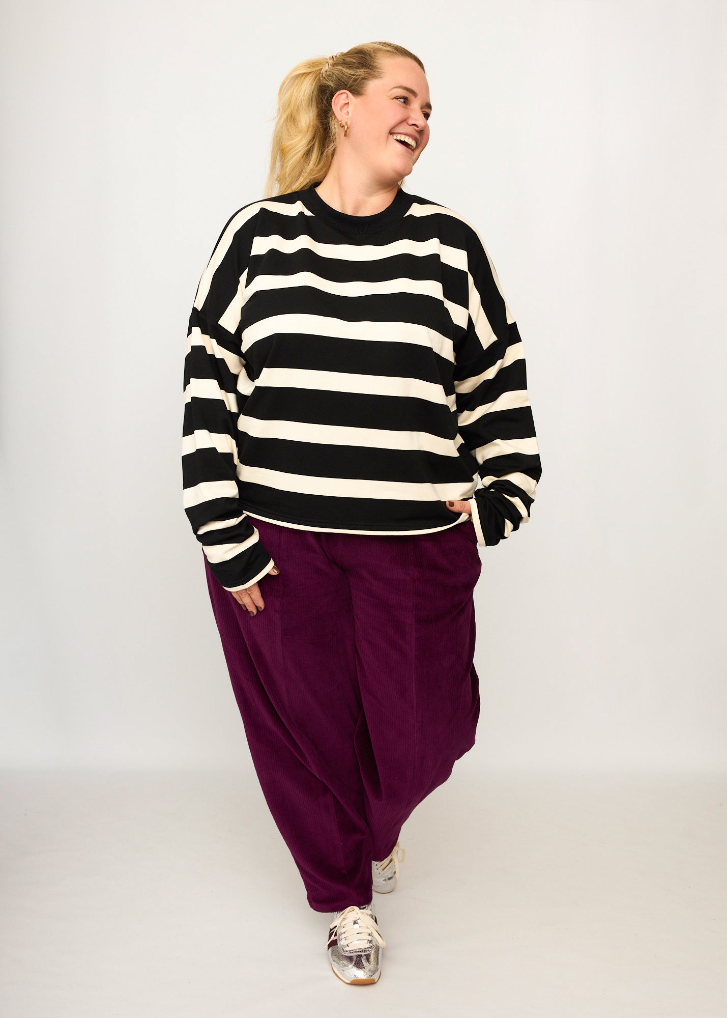 Nina trägt auf dem Foto 'Sammy' Größe XXL, Sweat 'Streifen schwarz' und 'Betty' Größe XXXL, Velvet-Cord aubergine