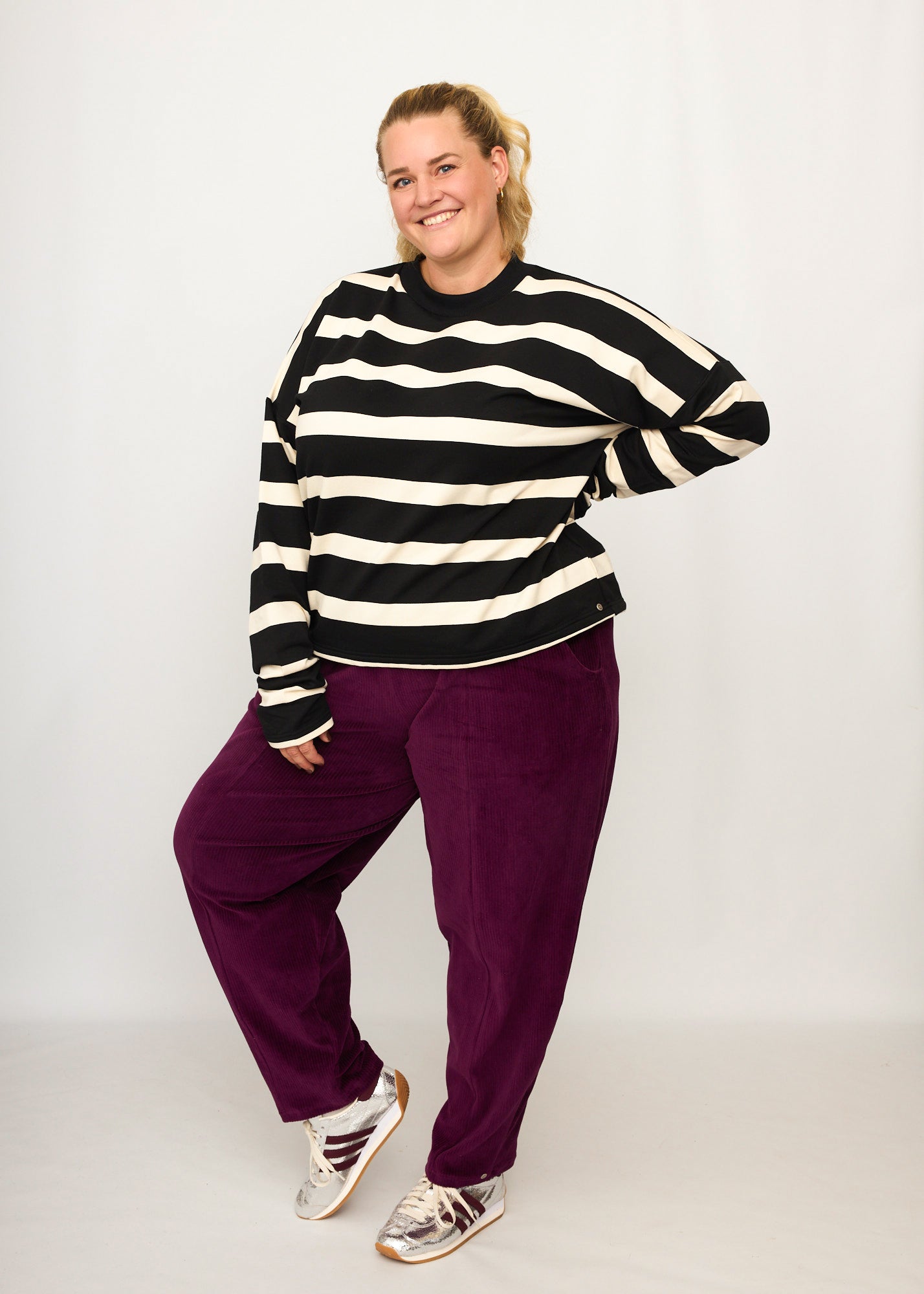 Nina trägt auf dem Foto 'Sammy' Größe XXL, Sweat 'Streifen schwarz' und 'Betty' Größe XXXL, Velvet-Cord aubergine