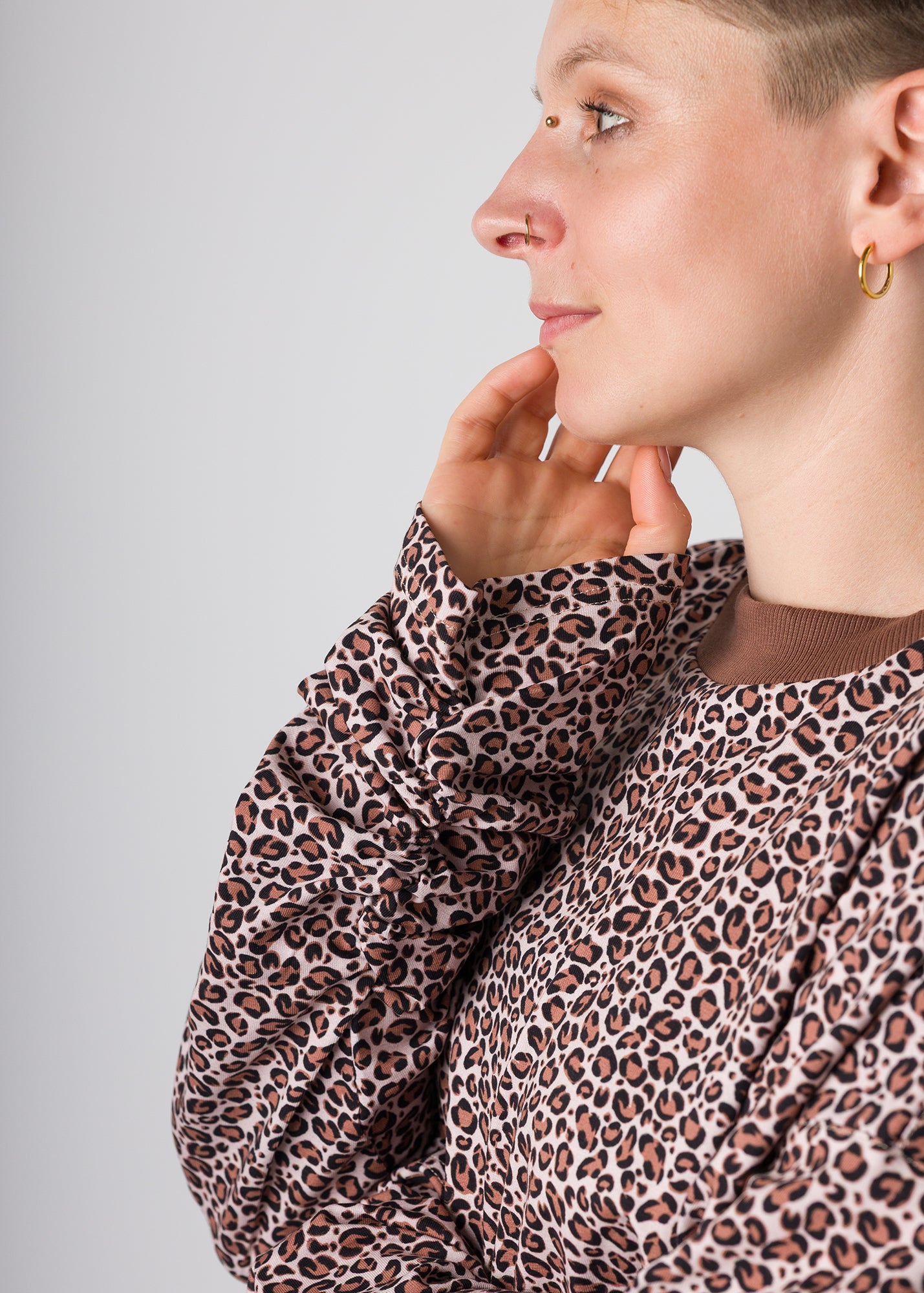 Melly trägt auf dem Foto 'Sammy' Größe S, Muster elastisch 'Leobertchen'