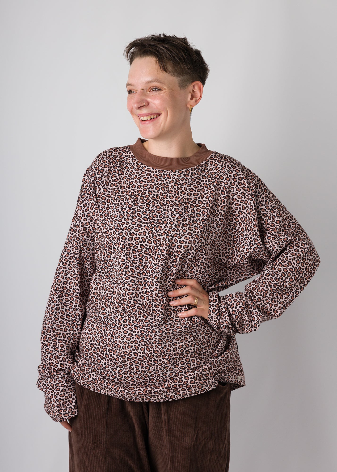 Melly trägt auf dem Foto 'Sammy' Größe S, Muster elastisch 'Leobertchen'