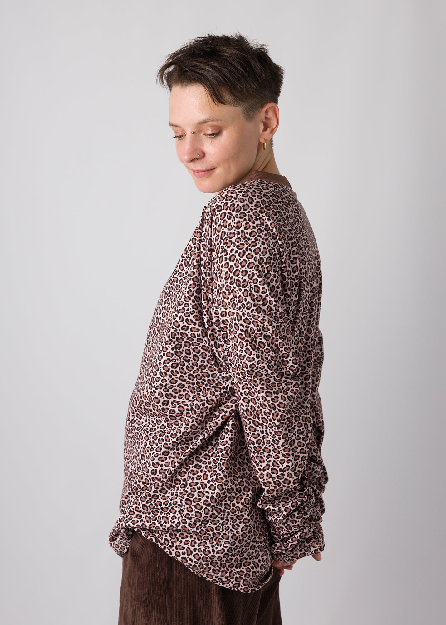 Melly trägt auf dem Foto 'Sammy' Größe S, Muster elastisch 'Leobertchen'