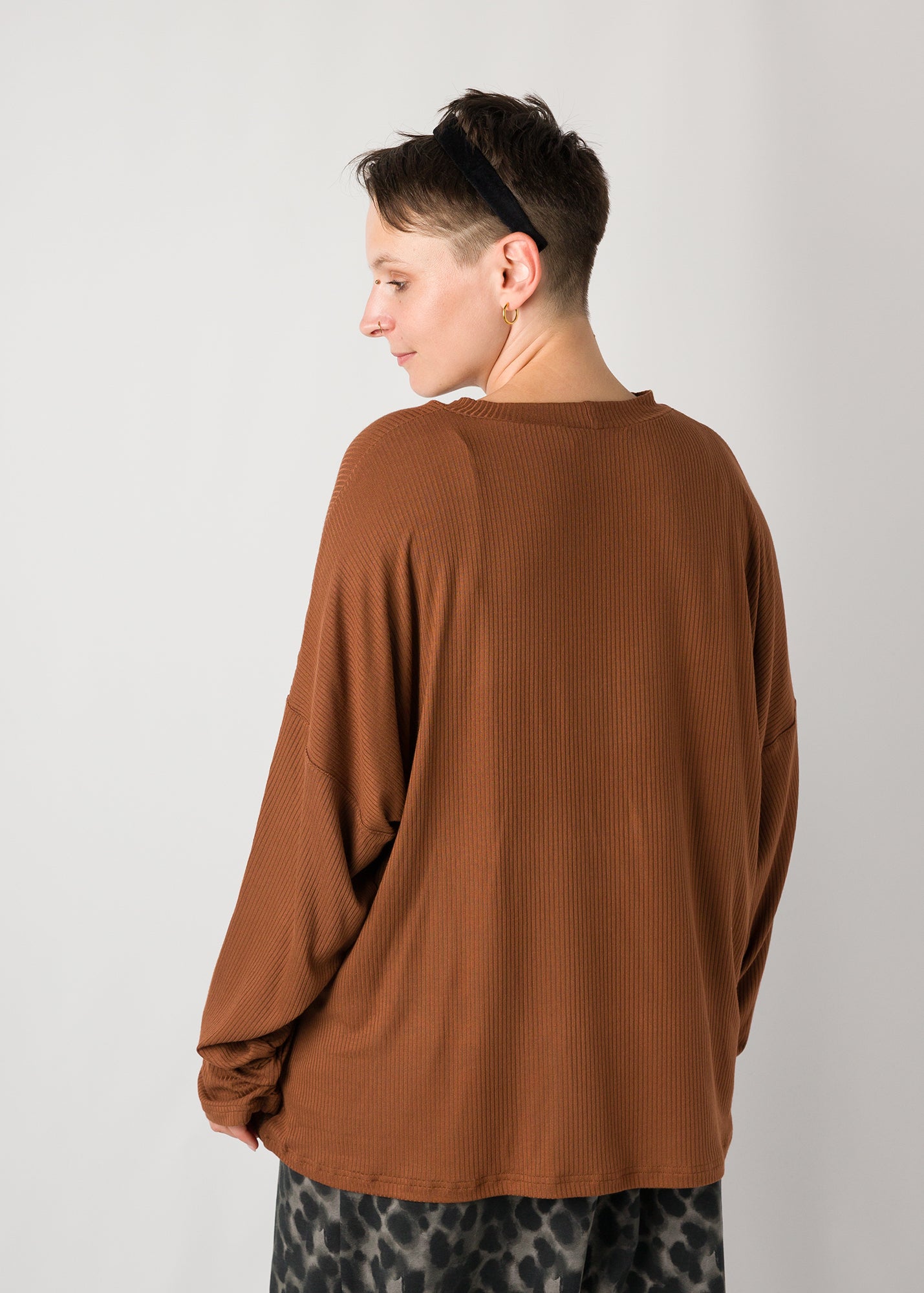 Melly trägt auf dem Foto 'Sammy' Größe S, Rippjersey nuss