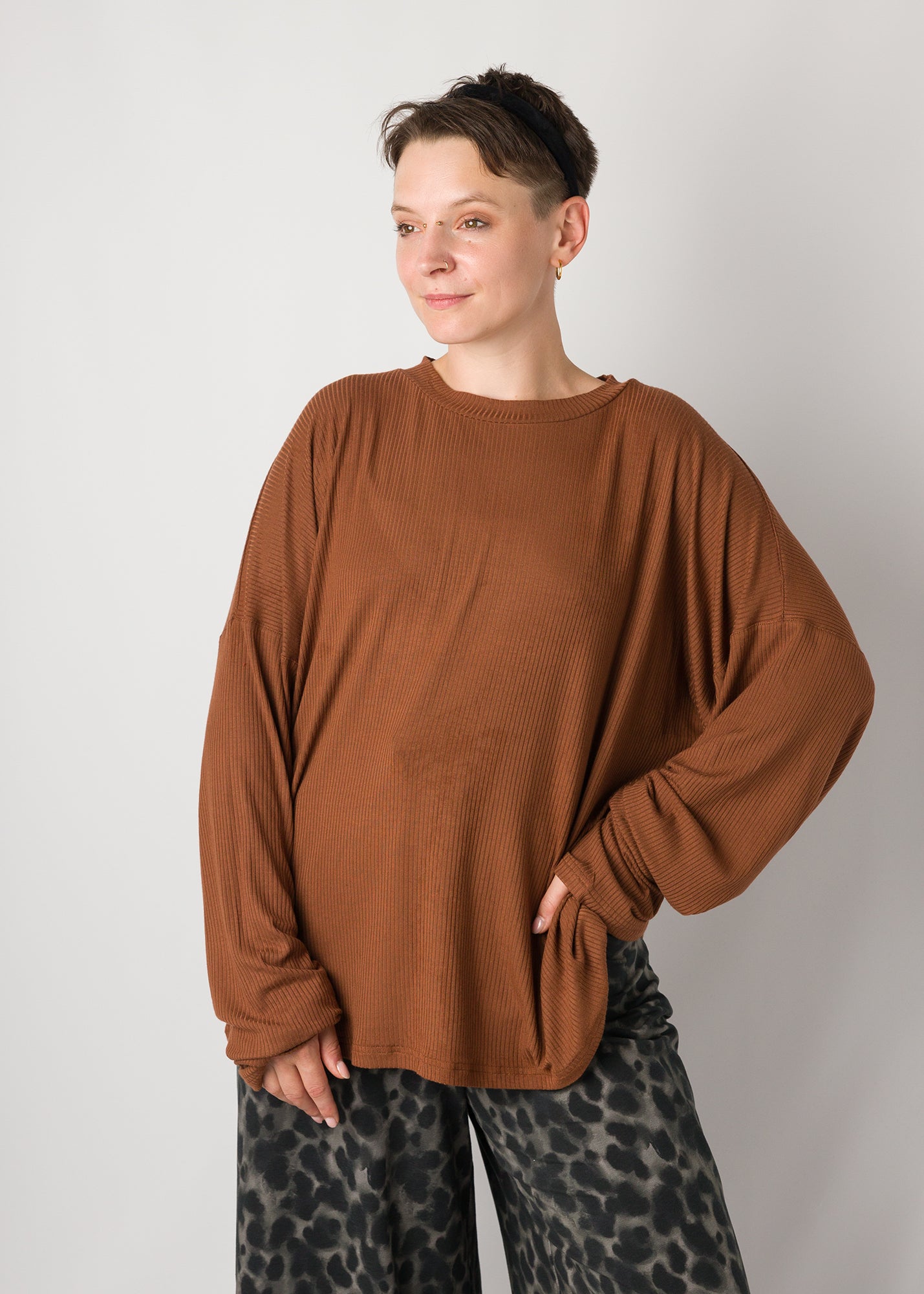 Melly trägt auf dem Foto 'Sammy' Größe S, Rippjersey nuss