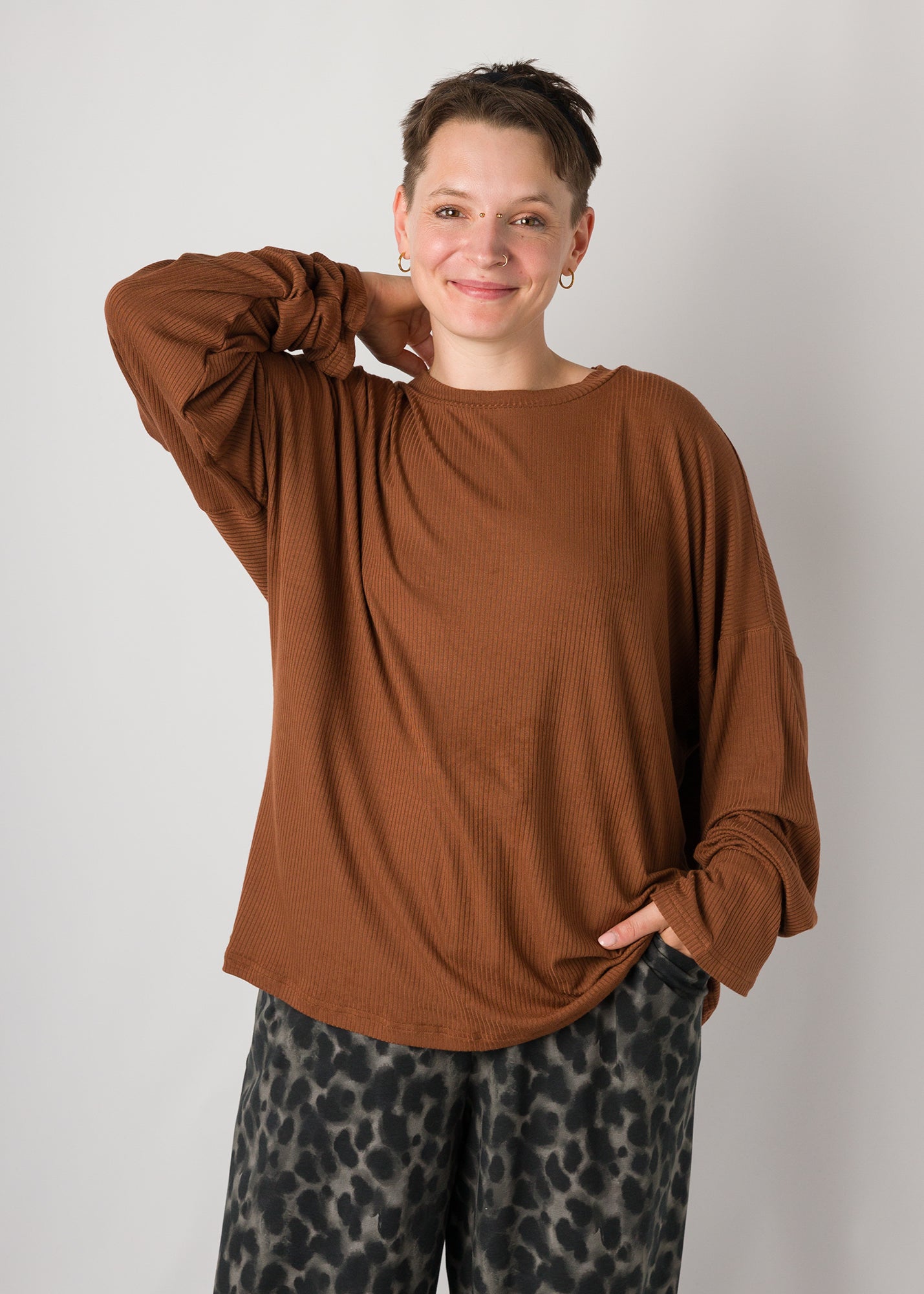 Melly trägt auf dem Foto 'Sammy' Größe S, Rippjersey nuss