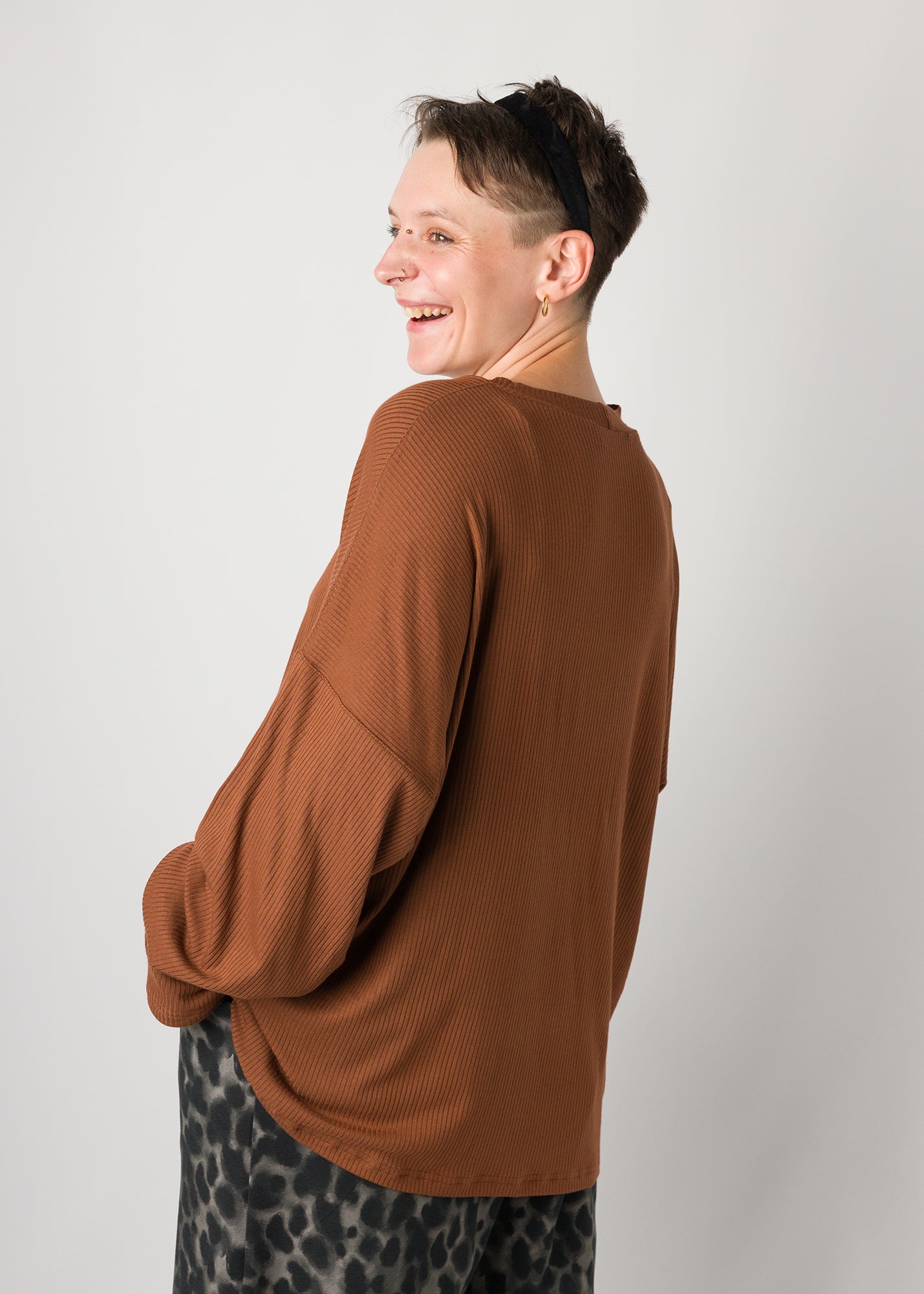 Melly trägt auf dem Foto 'Sammy' Größe S, Rippjersey nuss