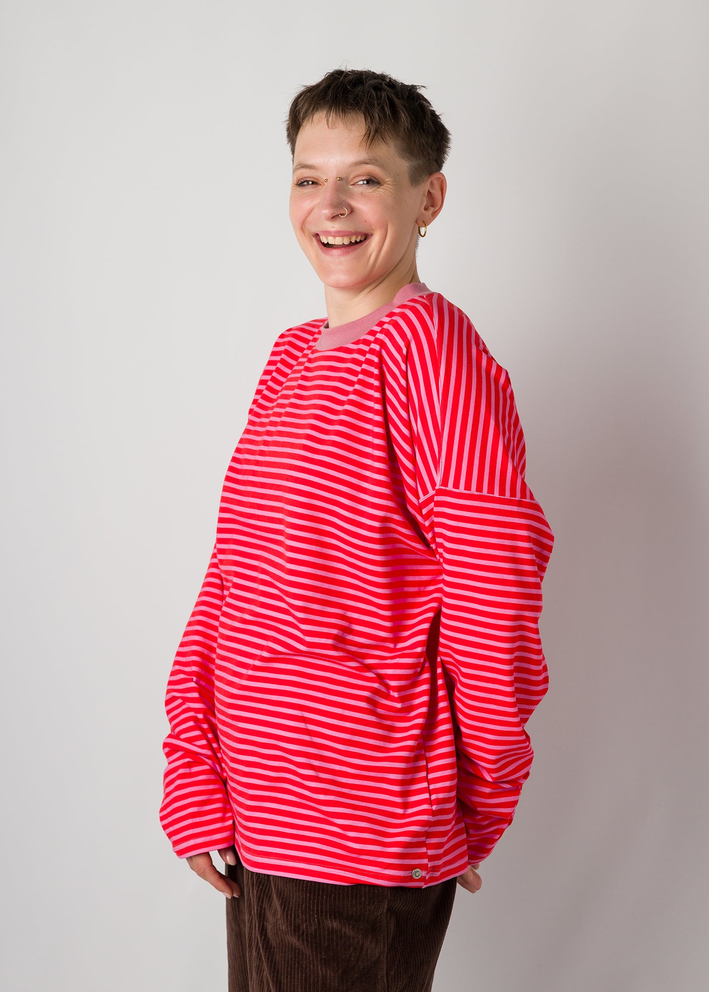 Melly trägt auf dem Foto 'Sammy' Größe S, Muster elastisch 'schmale Streifen'