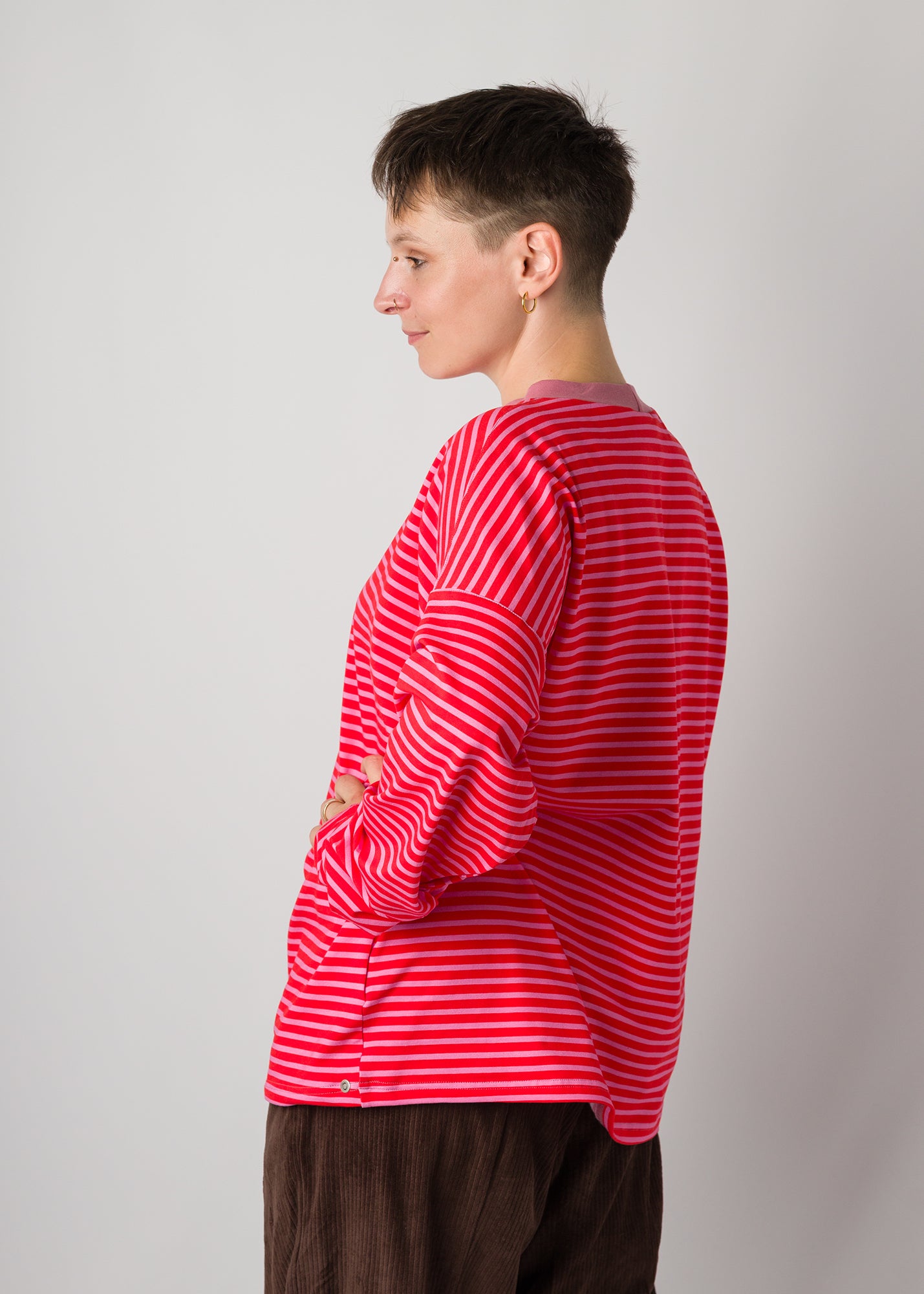 Melly trägt auf dem Foto 'Sammy' Größe S, Muster elastisch 'schmale Streifen'