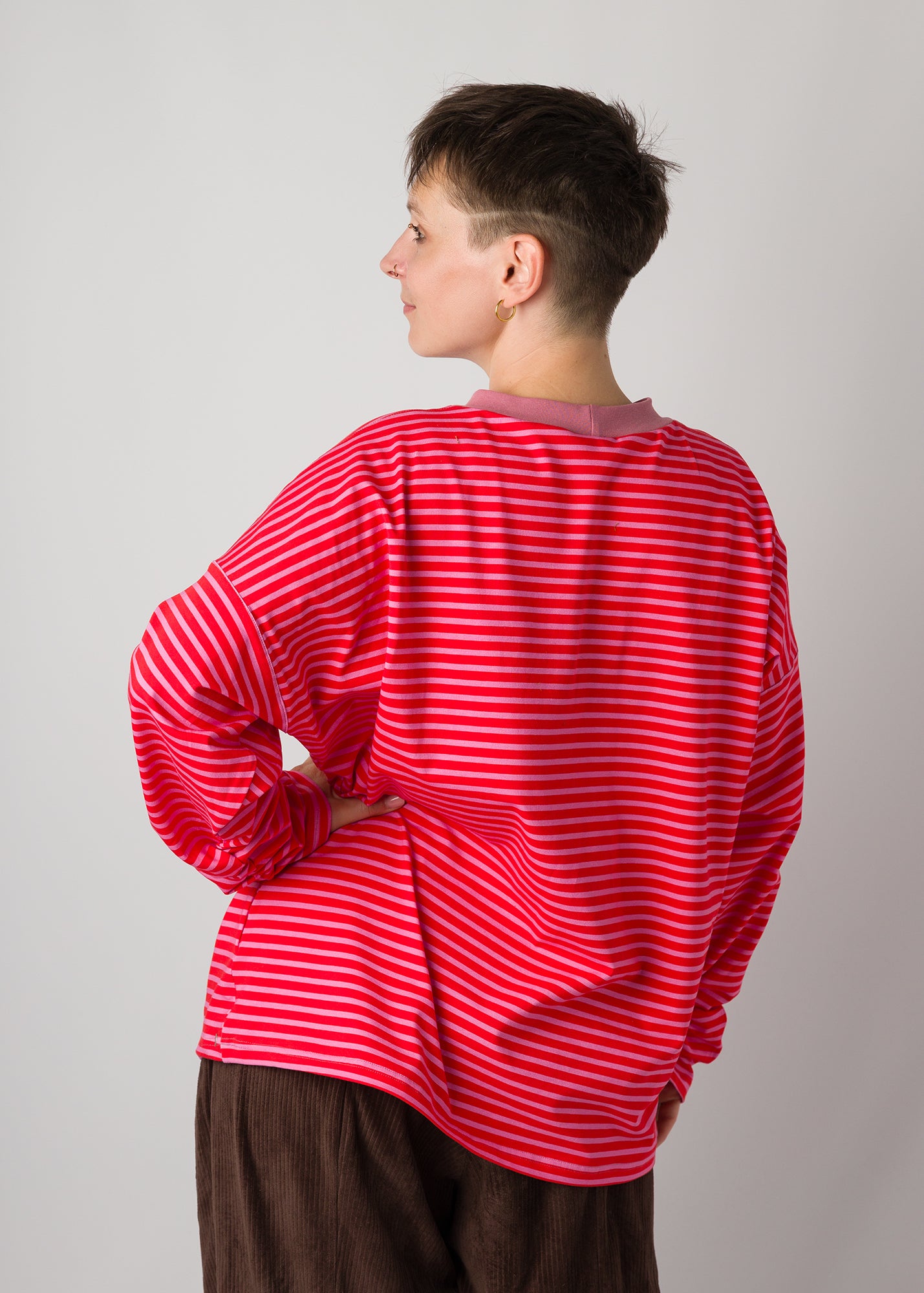 Melly trägt auf dem Foto 'Sammy' Größe S, Muster elastisch 'schmale Streifen'