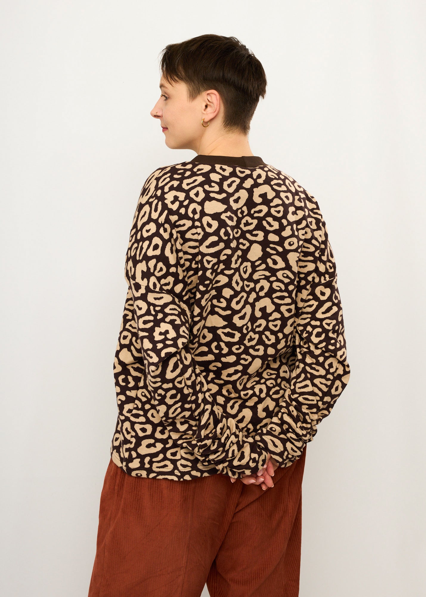 Melly trägt auf dem Foto 'Sammy' Größe M, Muster elastisch 'Leo braun - Jacquardstrick'