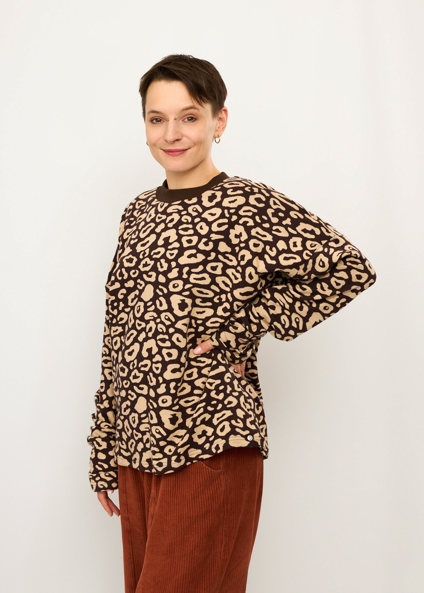 Melly trägt auf dem Foto 'Sammy' Größe M, Muster elastisch 'Leo braun - Jacquardstrick'