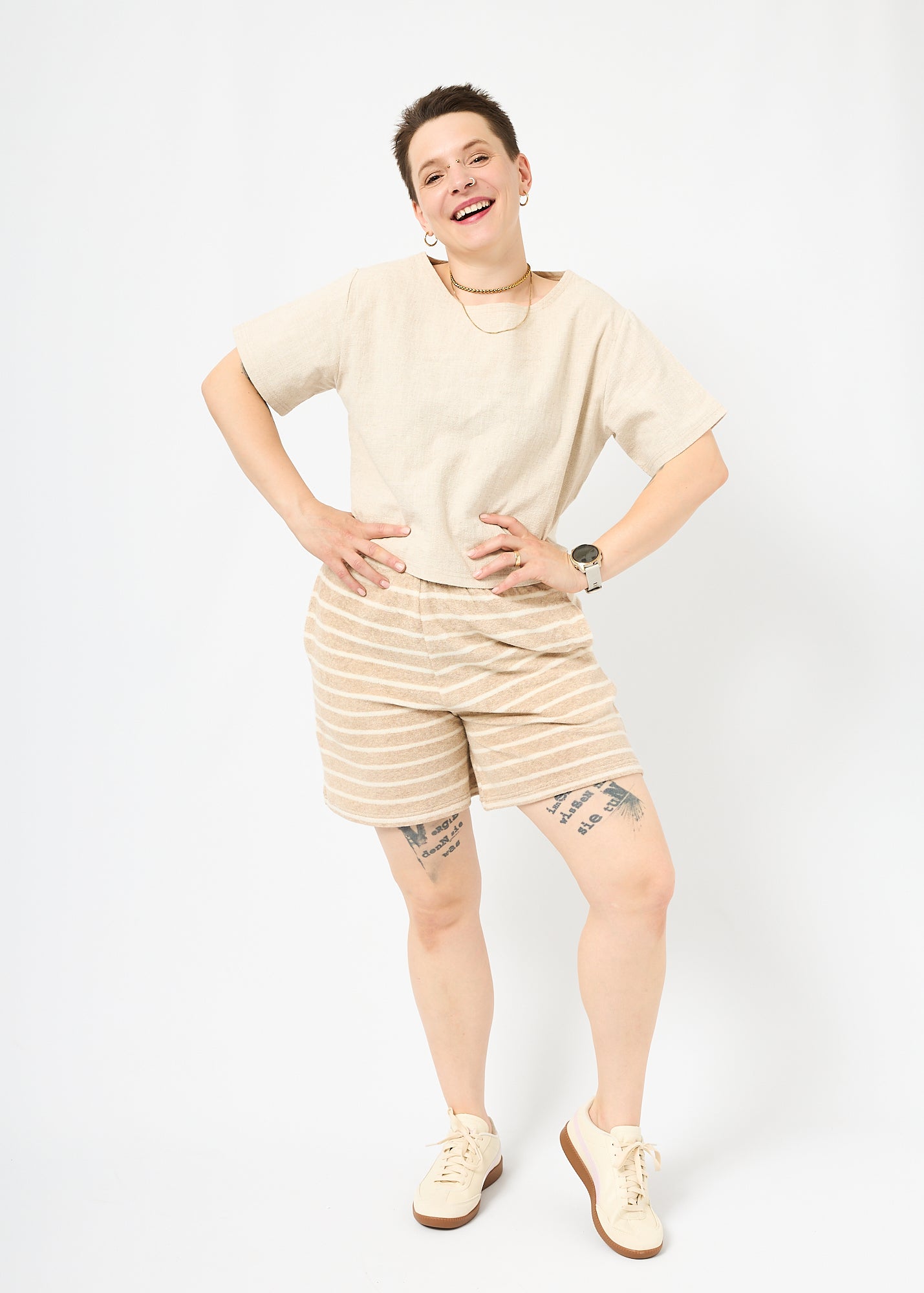 Melly trägt die Shorts in Größe M und dazu Oberteil Gerda aus Leinen natur in Größe M