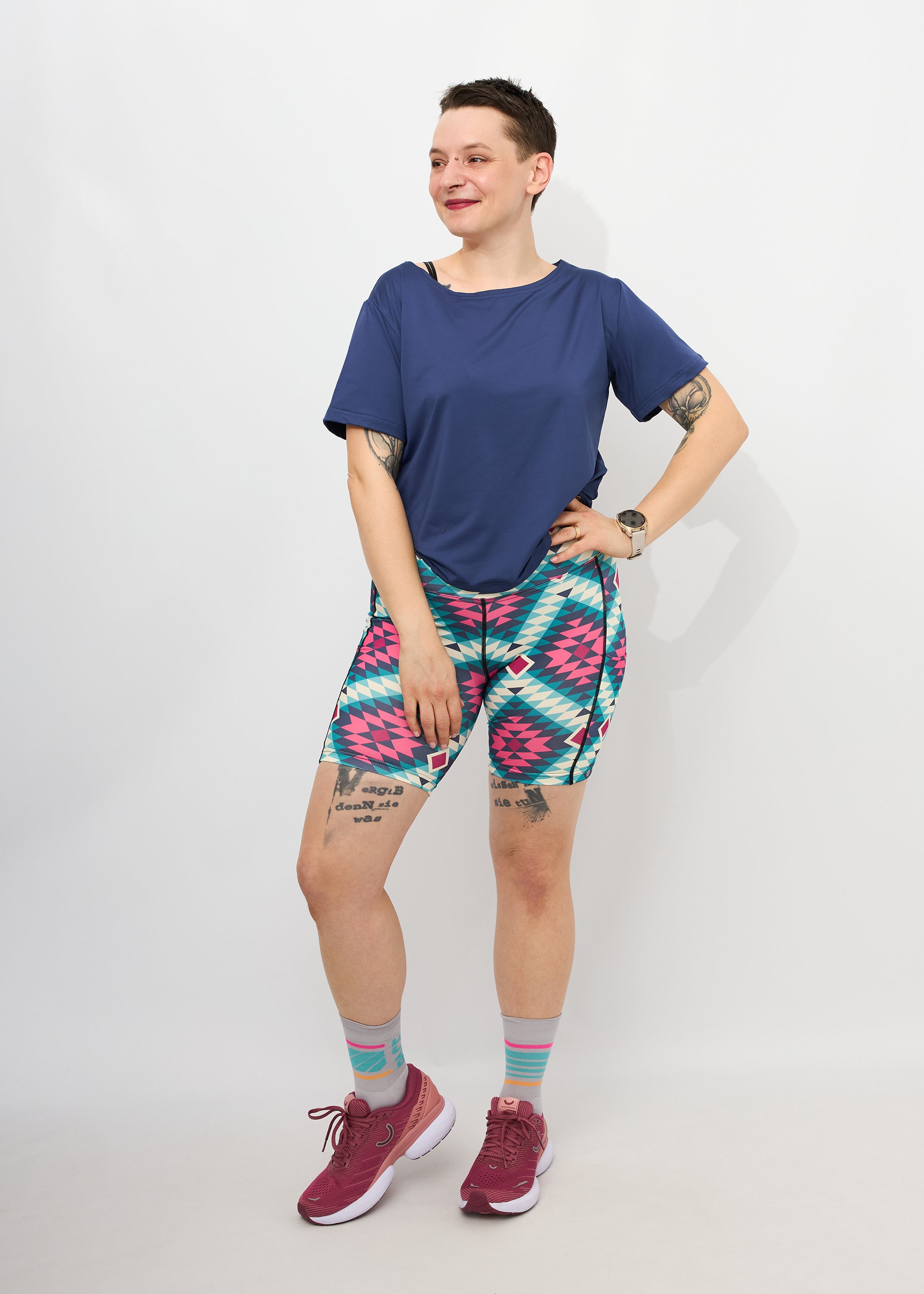 Melly trägt auf dem Foto 'Gerda' Größe S, Activewear 'blau' und 'Kathrine' Sport-Radler Größe S, Activewear 'Rauten'