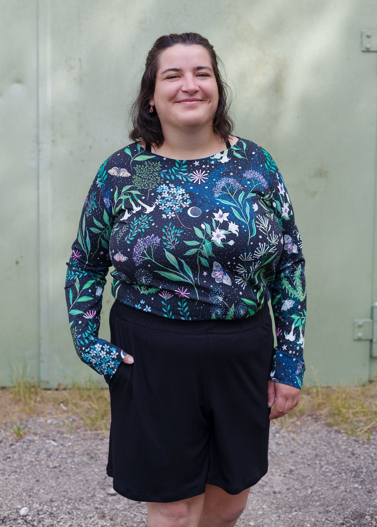 Flores trägt auf dem Foto 'Kira' Größe XXL, Rippjersey 'schwarz'