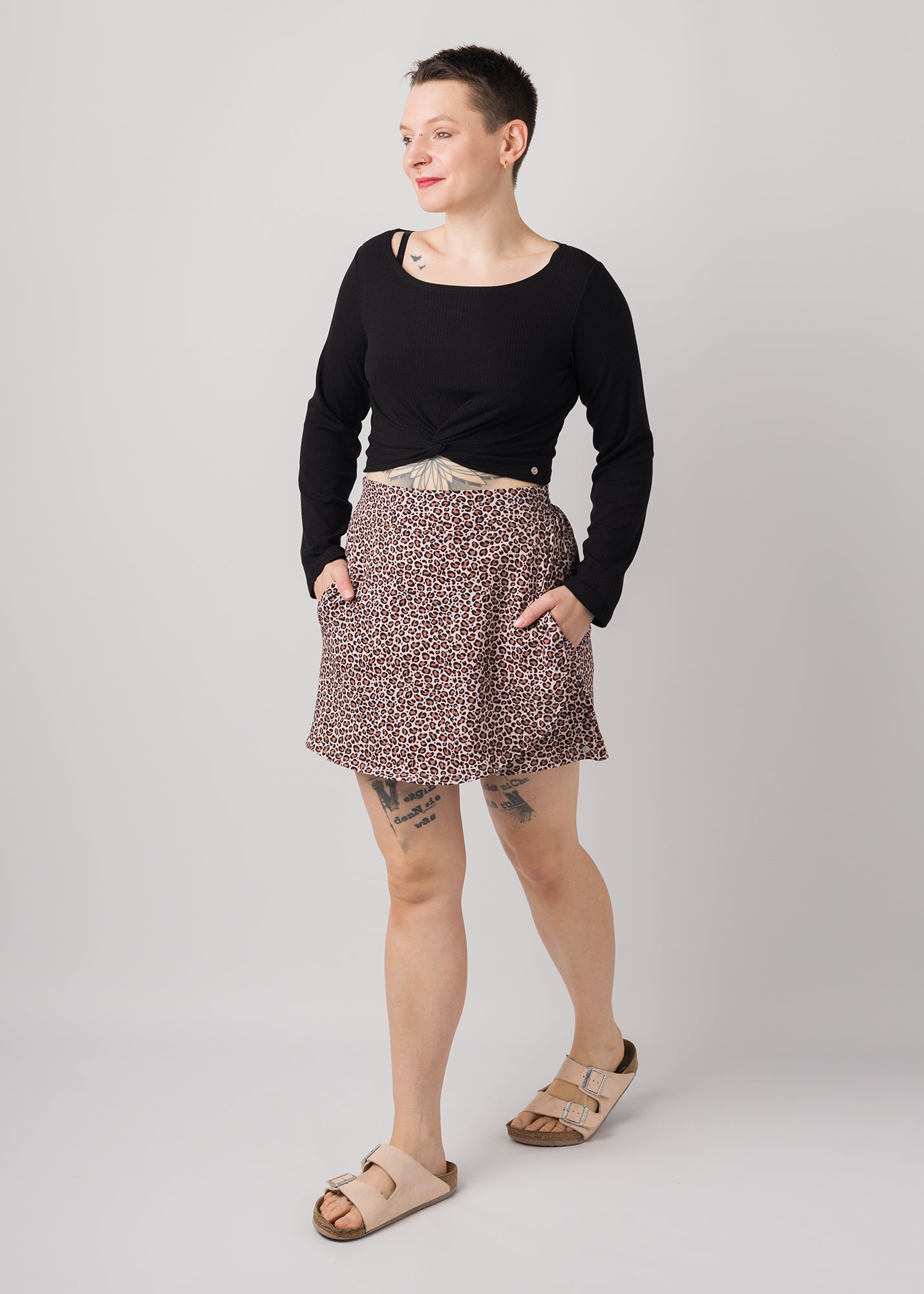 Melly trägt auf dem Foto Größe S, Muster Leobertchen