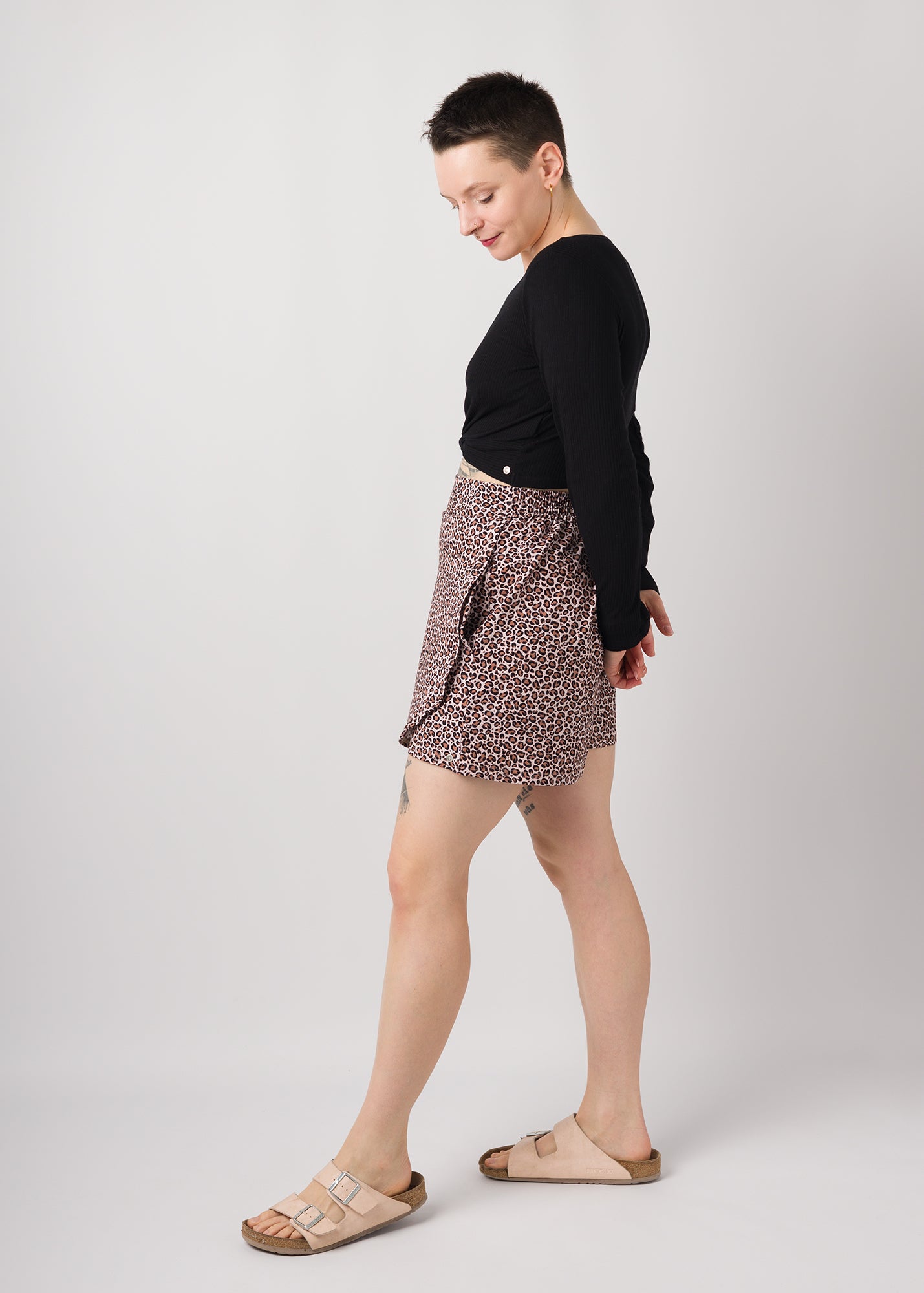 Melly trägt auf dem Foto Größe S, Muster Leobertchen