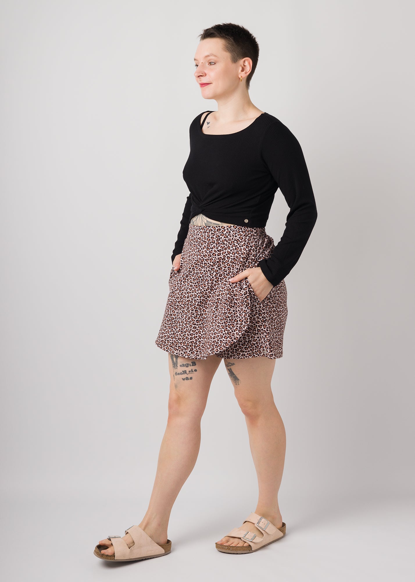 Melly trägt auf dem Foto Größe S, Muster Leobertchen