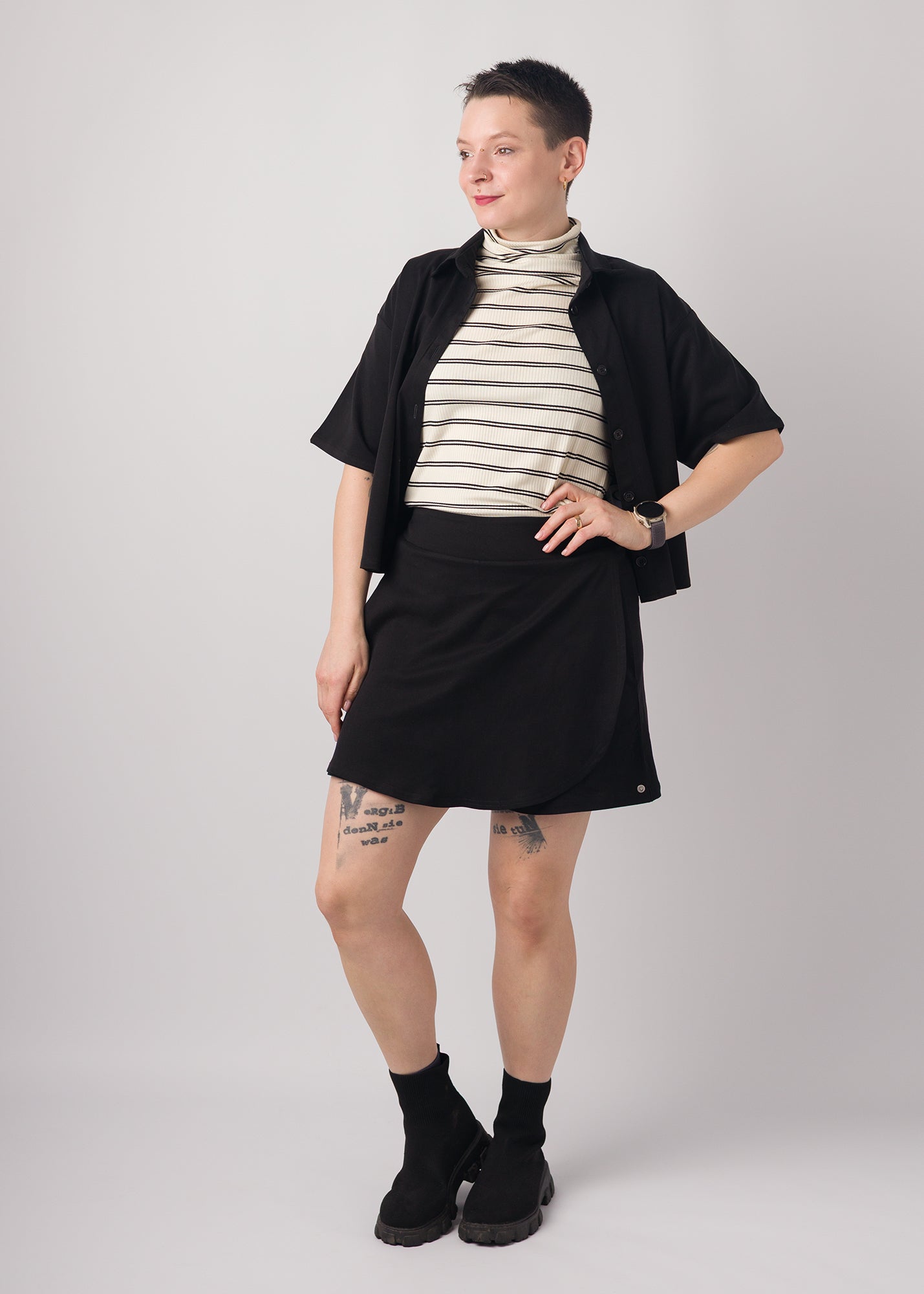 Melly trägt auf dem Foto 'Rosalie' Größe S, Rippjersey Streifen ecru, 'Berta' Größe XXL, Tenceltwill schwarz und 'Skadi' Größe S, Tencteltwill schwarz