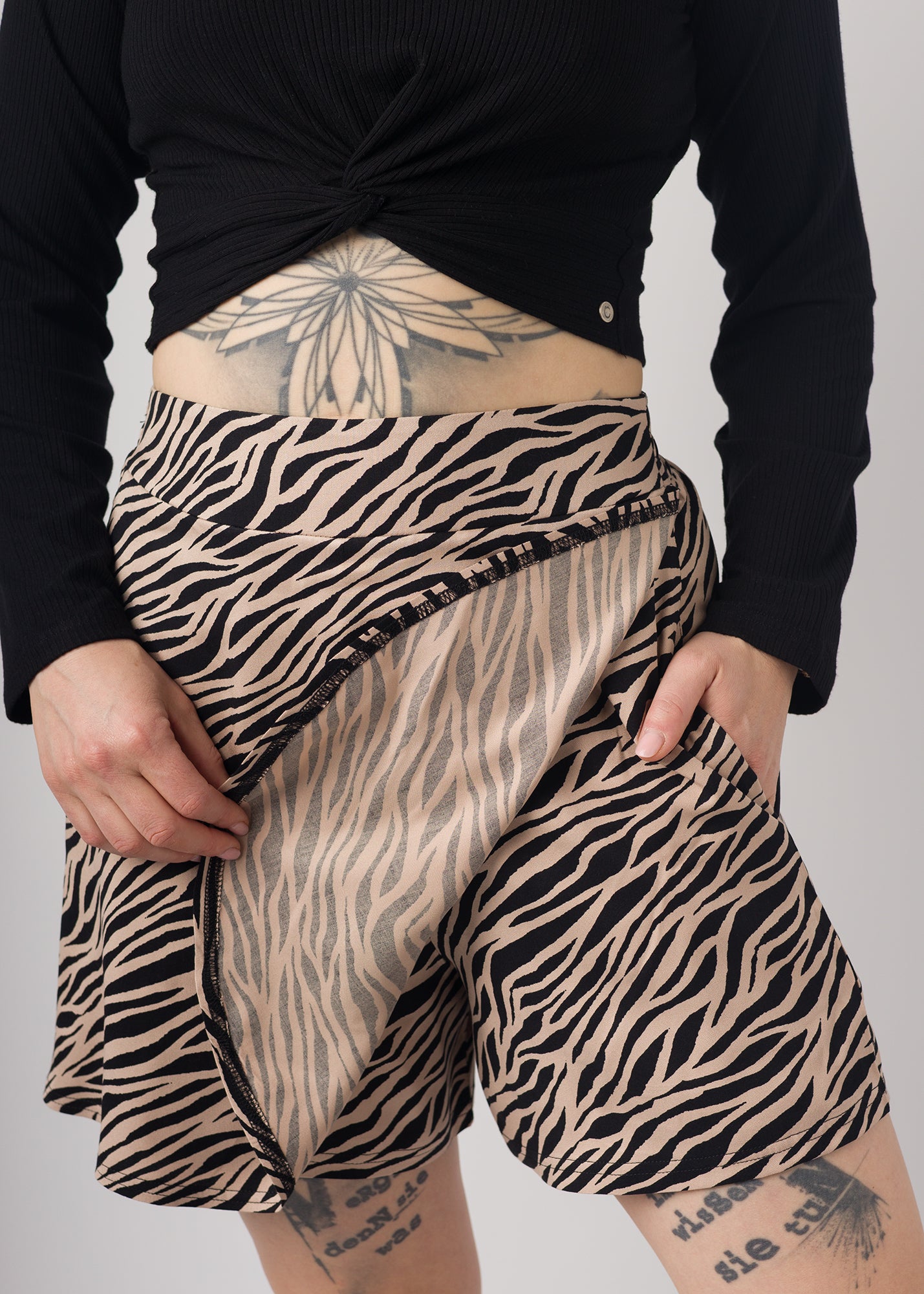 Melly trägt auf dem Foto 'Skadi' Größe S, EcoVero und 'Clara' Größe M, Rippjersey