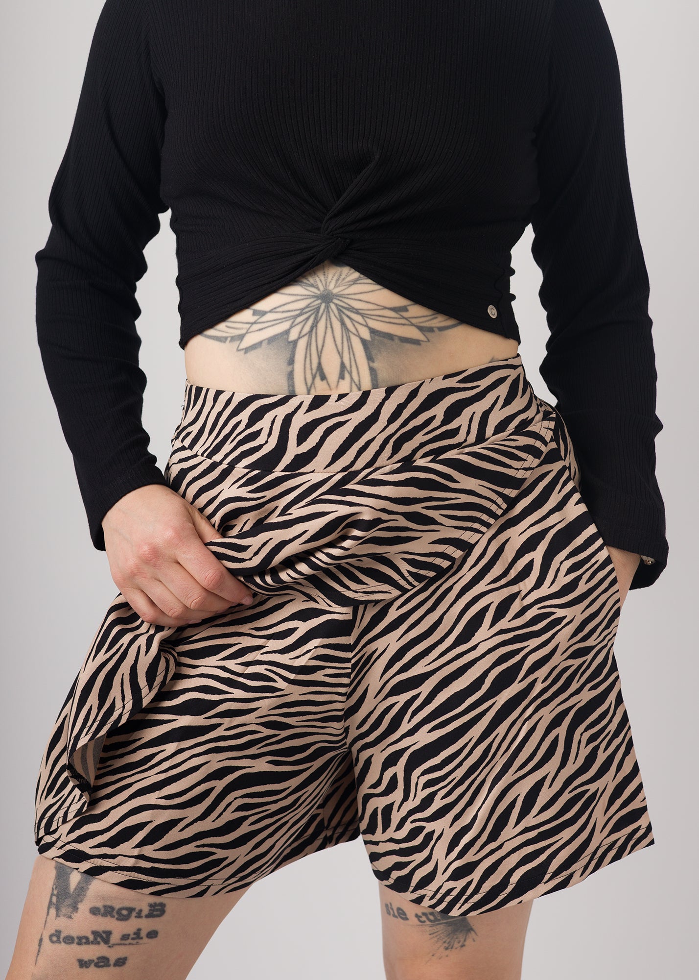 Melly trägt auf dem Foto 'Skadi' Größe S, EcoVero und 'Clara' Größe M, Rippjersey