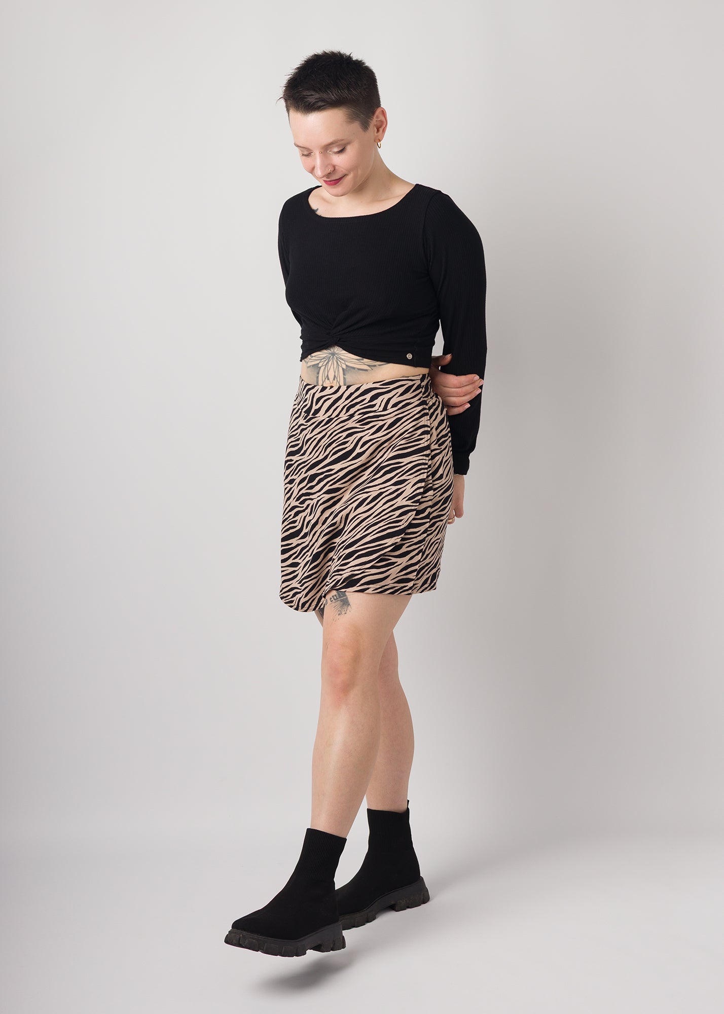 Melly trägt auf dem Foto 'Skadi' Größe S, EcoVero und 'Clara' Größe M, Rippjersey