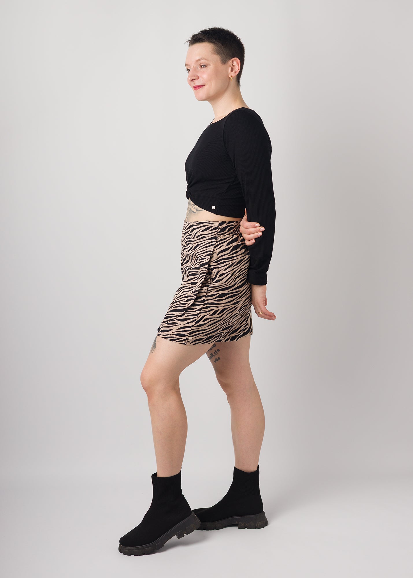 Melly trägt auf dem Foto 'Skadi' Größe S, EcoVero und 'Clara' Größe M, Rippjersey