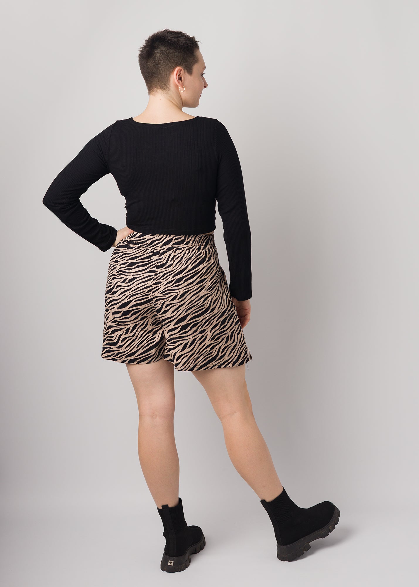 Melly trägt auf dem Foto 'Skadi' Größe S, EcoVero und 'Clara' Größe M, Rippjersey