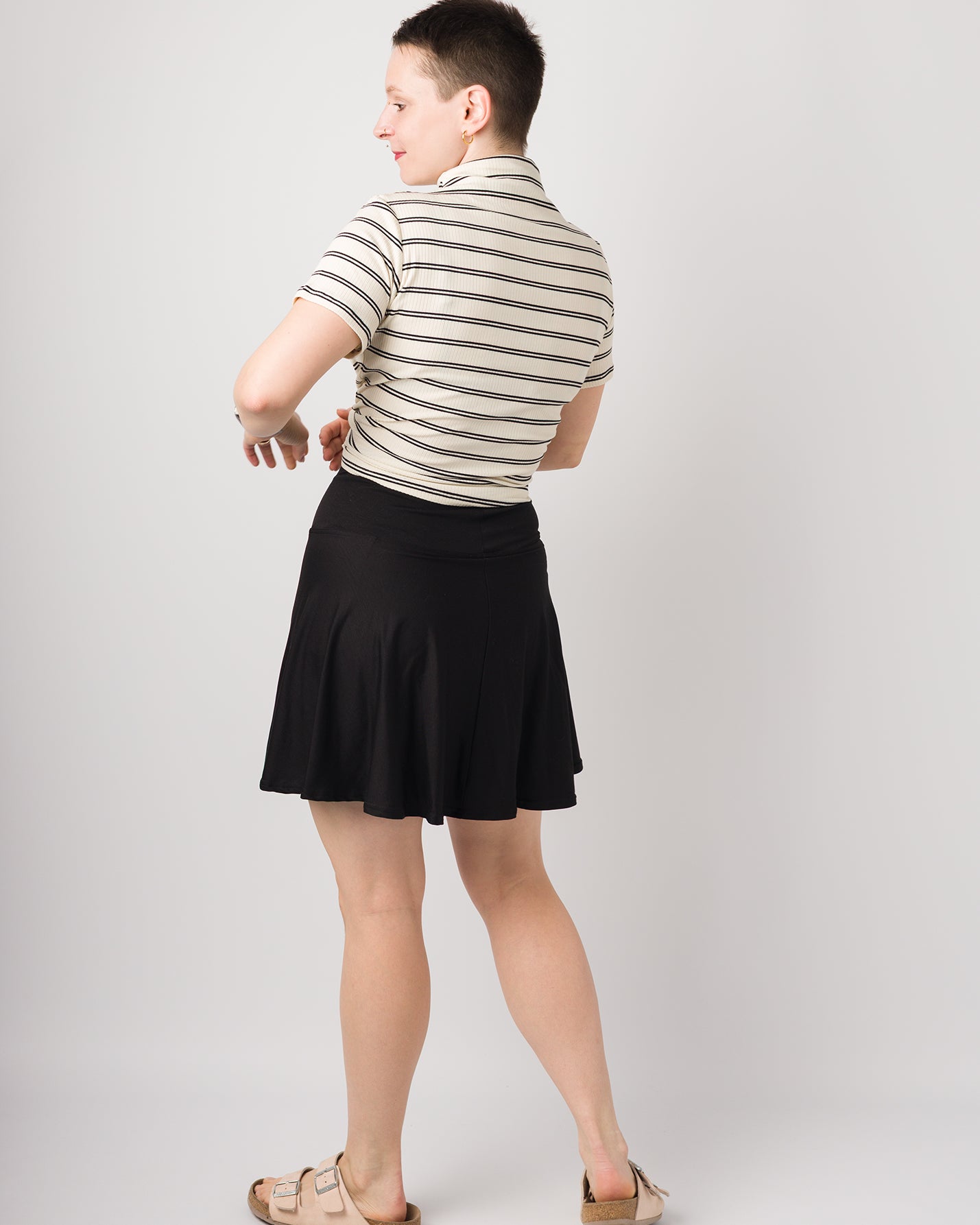 Melly trägt auf dem Foto 'Rosalie' Größe S, Rippjersey Streifen ecru und 'Steffi' Größe S, Tenceljersey schwarz