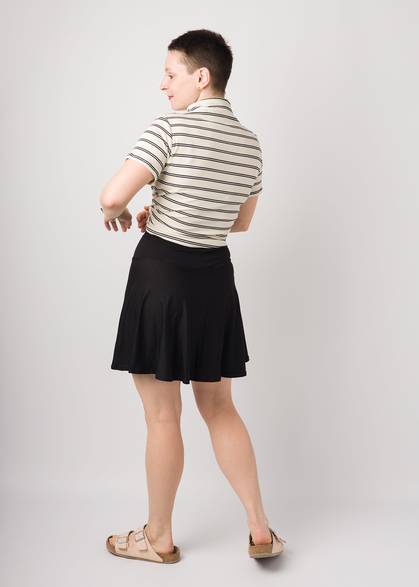 Melly trägt auf dem Foto 'Rosalie' Größe S, Rippjersey Streifen ecru und 'Steffi' Größe S, Tenceljersey schwarz