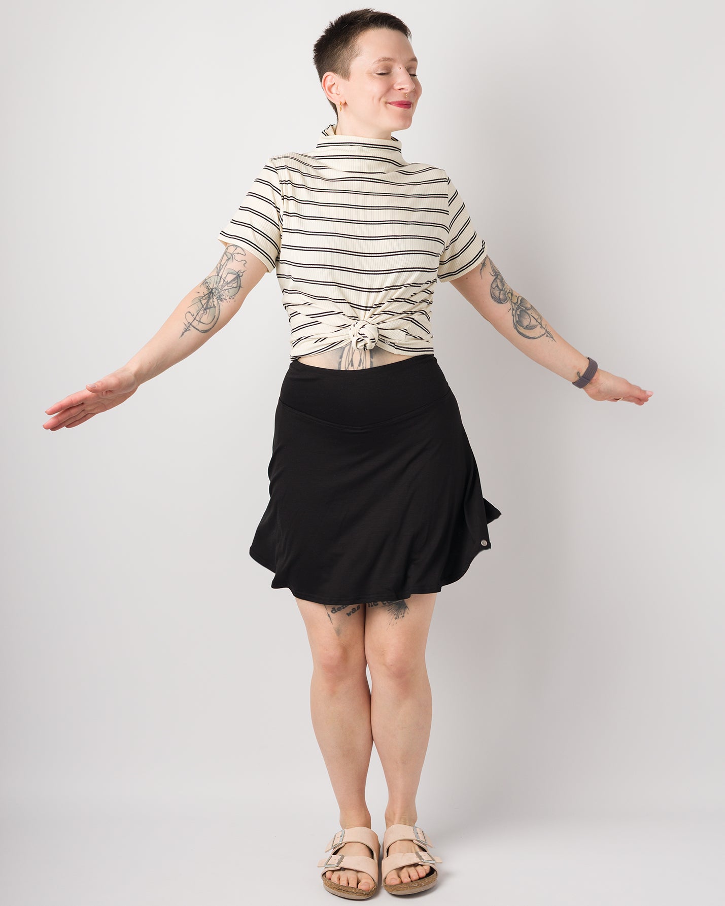 Melly trägt auf dem Foto 'Rosalie' Größe S, Rippjersey Streifen ecru und 'Steffi' Größe S, Tenceljersey schwarz