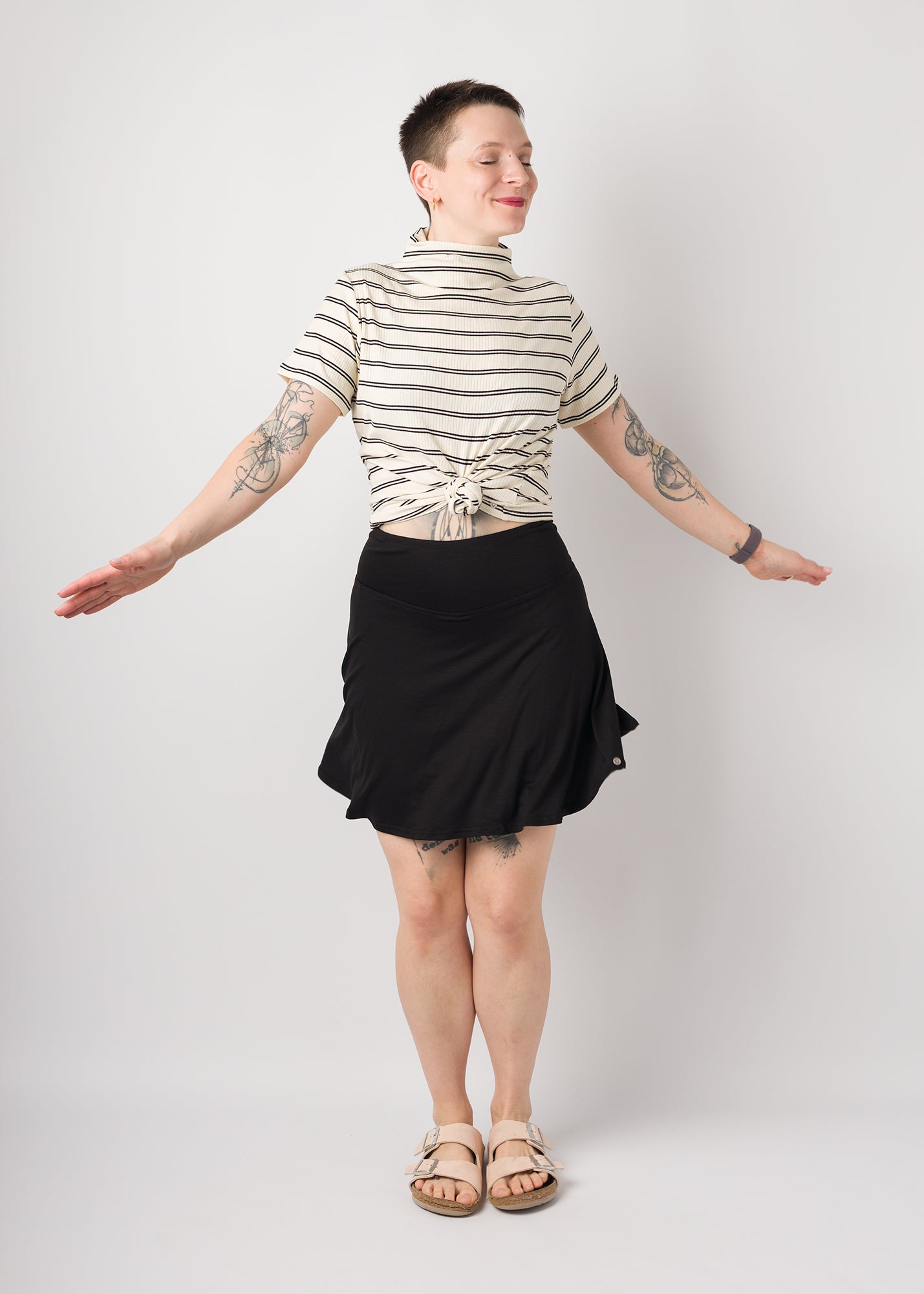 Melly trägt auf dem Foto 'Rosalie' Größe S, Rippjersey Streifen ecru und 'Steffi' Größe S, Tenceljersey schwarz