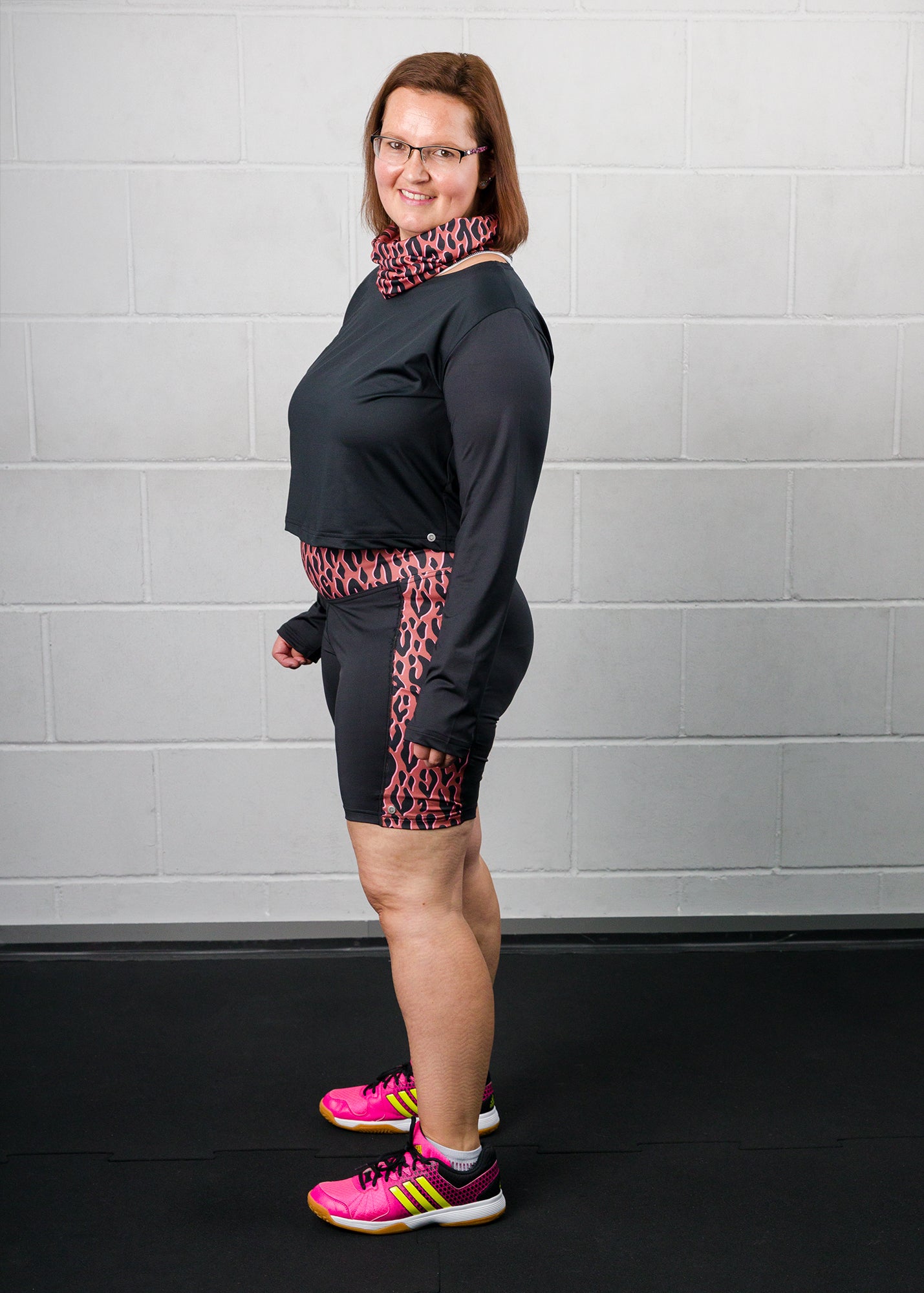 Sonya trägt auf dem Foto 'Kathrine' Größe XL, Colorblocking Funktionsstoff 'Leo rosé'/schwarz und 'Gerhart' Größe XXL, Funktionsstoff schwarz