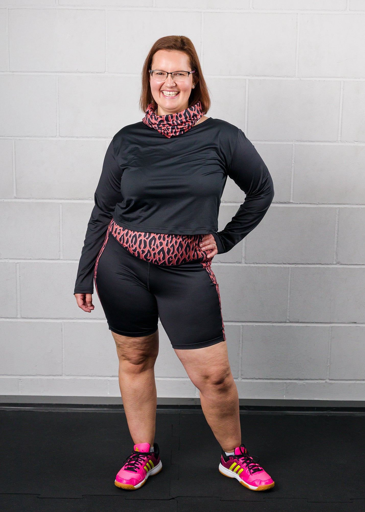 Sonya trägt auf dem Foto 'Kathrine' Größe XL, Colorblocking Funktionsstoff 'Leo rosé'/schwarz und 'Gerhart' Größe XXL, Funktionsstoff schwarz