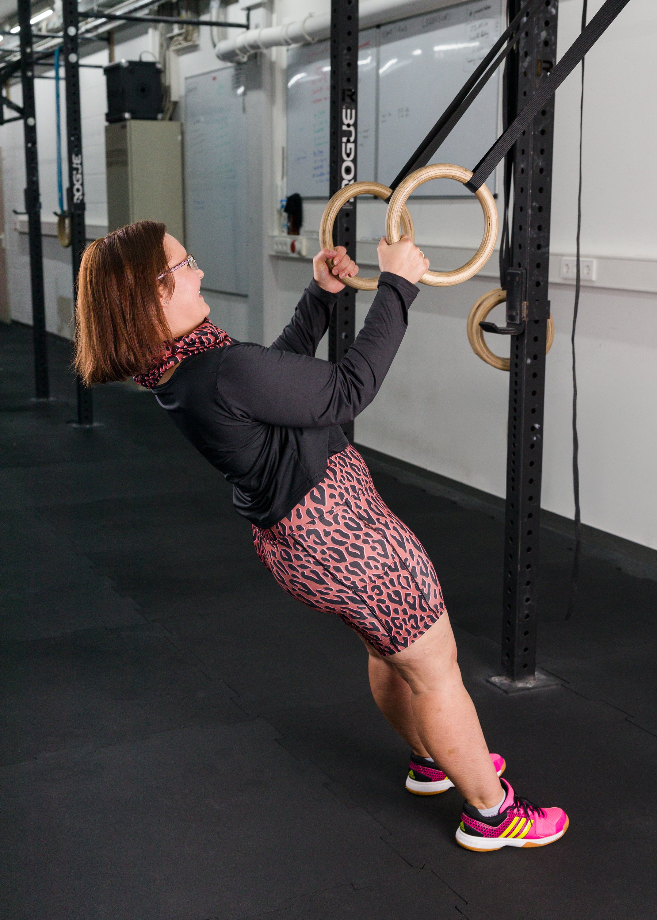 Sonya trägt auf dem Foto 'Kathrine' Größe M, Funktionsstoff 'Leo rosé' und 'Gerhart' Größe XXL, Funktionsstoff schwarz