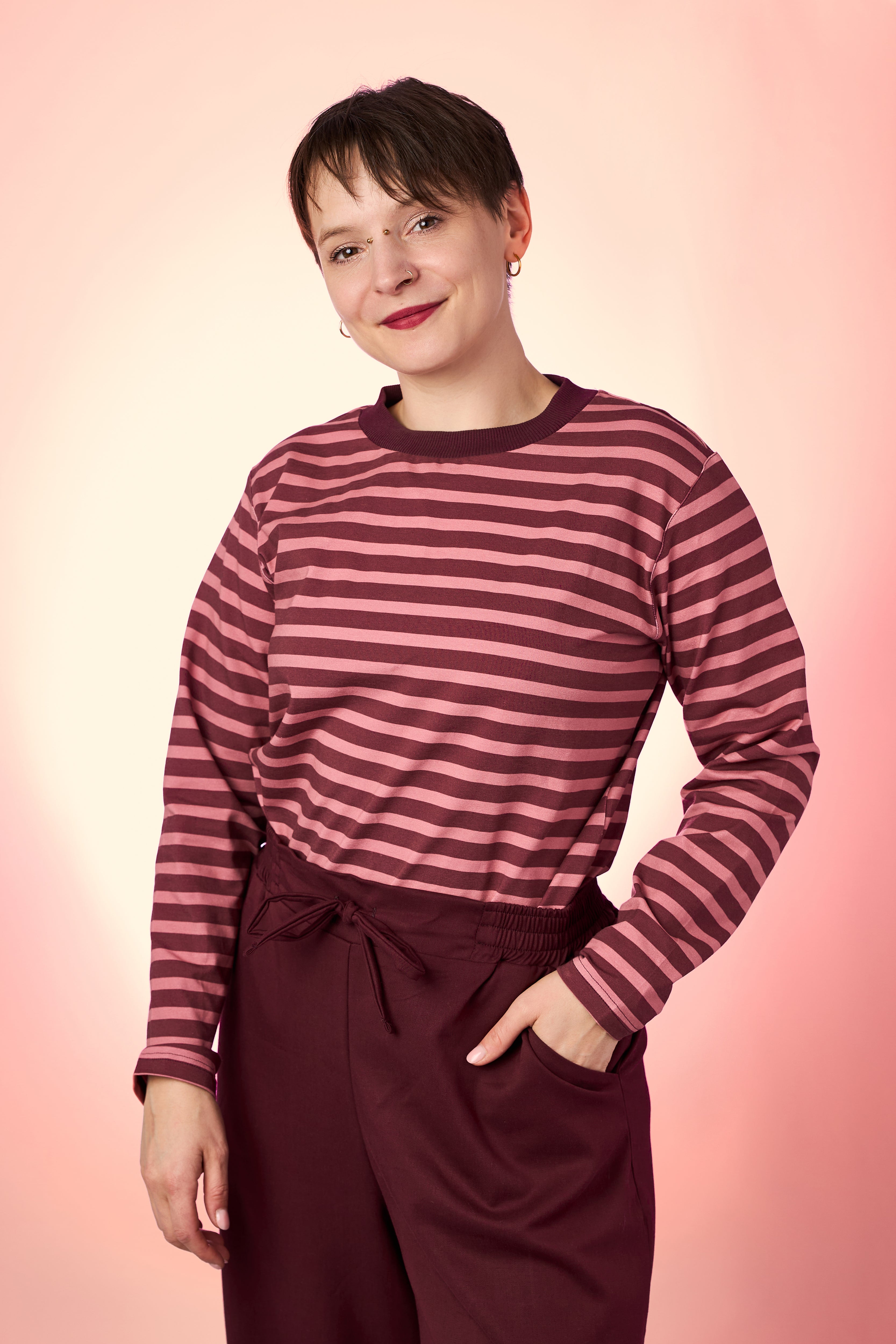 Melly trägt auf dem Foto 'Theo' Größe M, Bio-Baumwolljersey 'Streifen marone-altrosa'