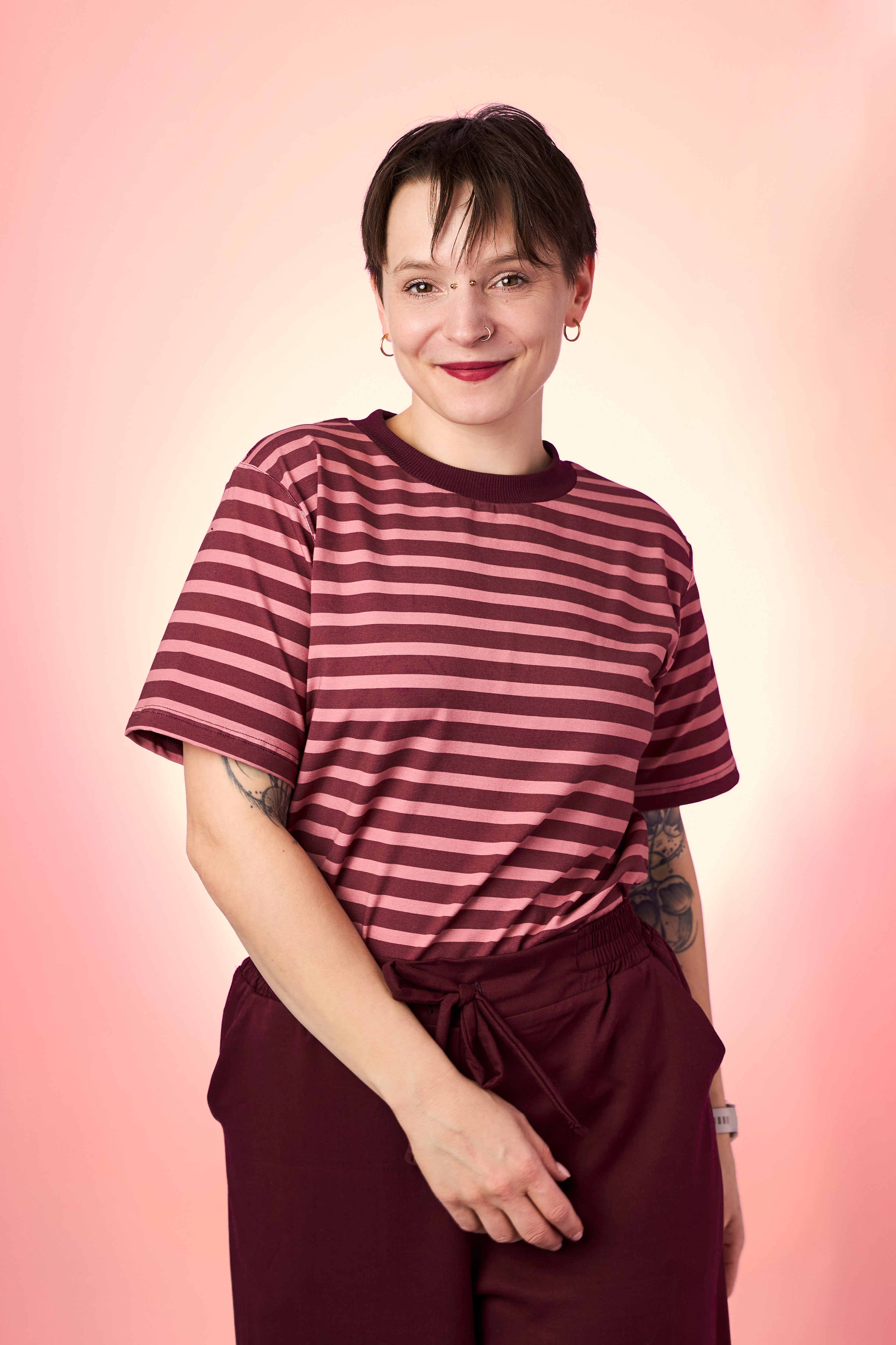 Melly trägt auf dem Foto 'Tara' Größe M, Bio-Baumwolljersey 'Streifen marone-altrosa'