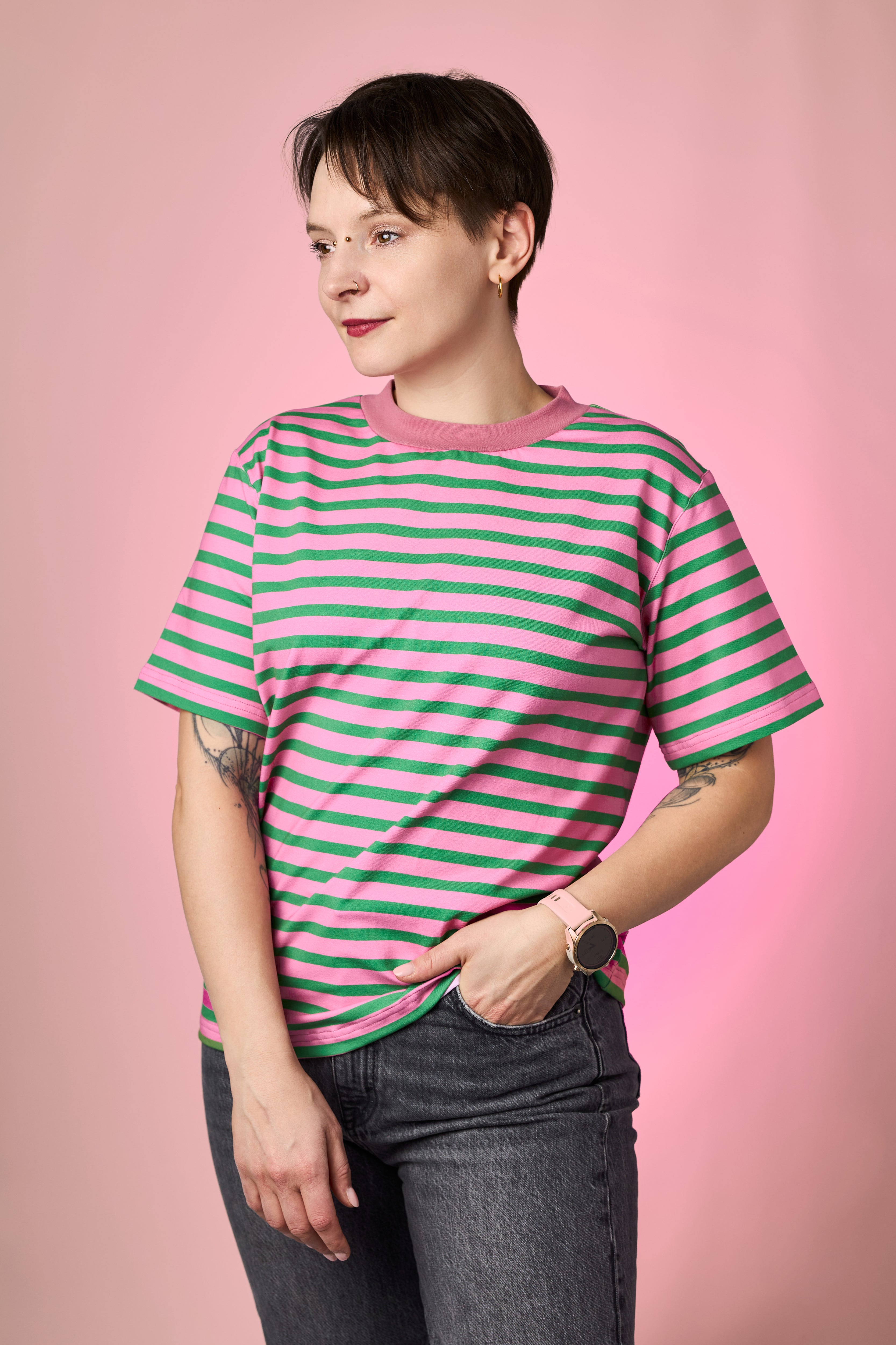 Melly trägt auf dem Foto 'Tara' Größe M, Bio-Baumwolljersey 'Streifen grün-rosa'