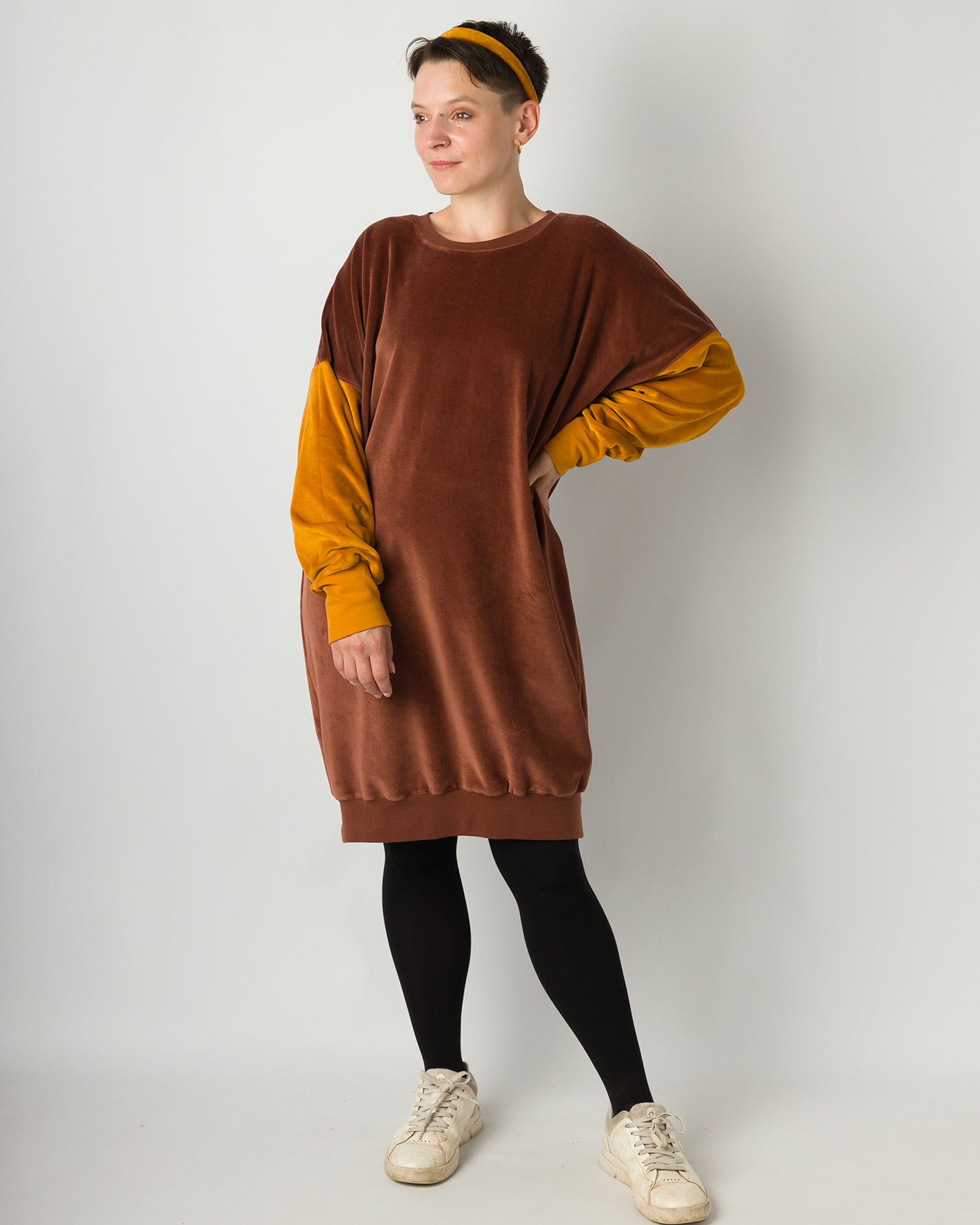 Melly trägt auf dem Foto 'Saphira' Größe S, Velvet kakao und karamell