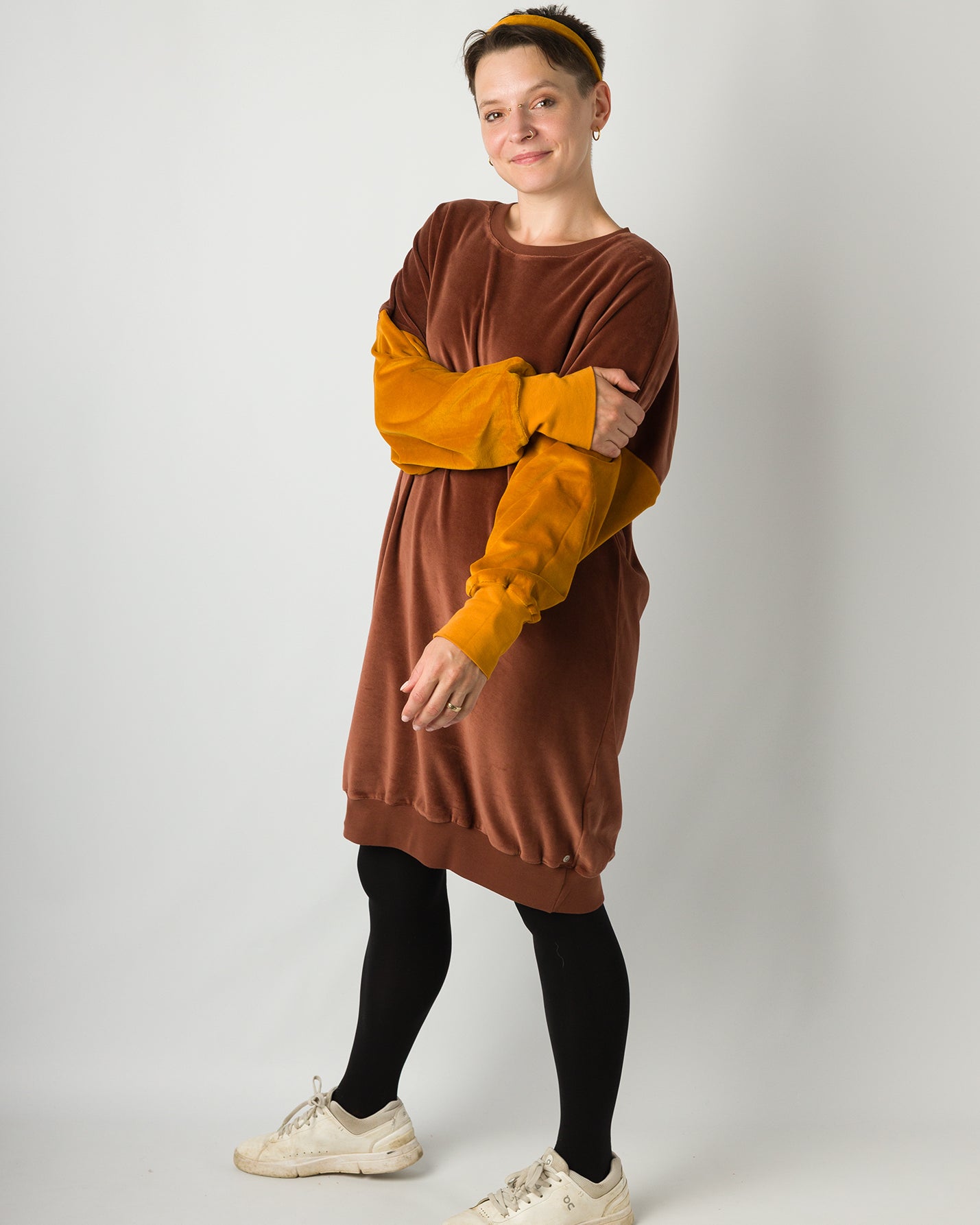 Melly trägt auf dem Foto 'Saphira' Größe S, Velvet kakao und karamell