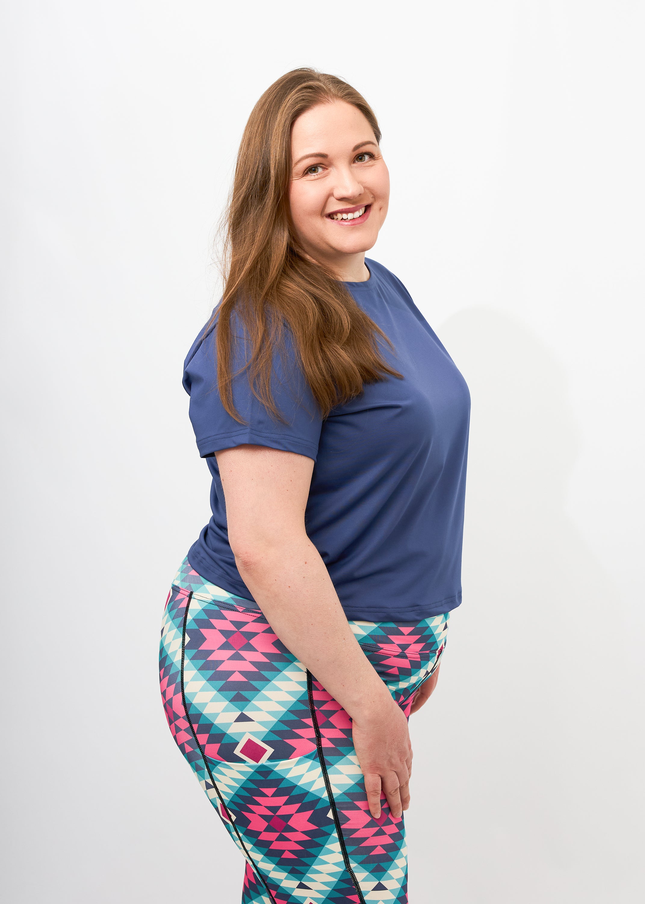 Dunja trägt auf dem Foto 'Gerda' Größe XXL, Activewear 'blau' und 'Kathrine' Sport-Leggins Größe XXL, Activewear 'Rauten'