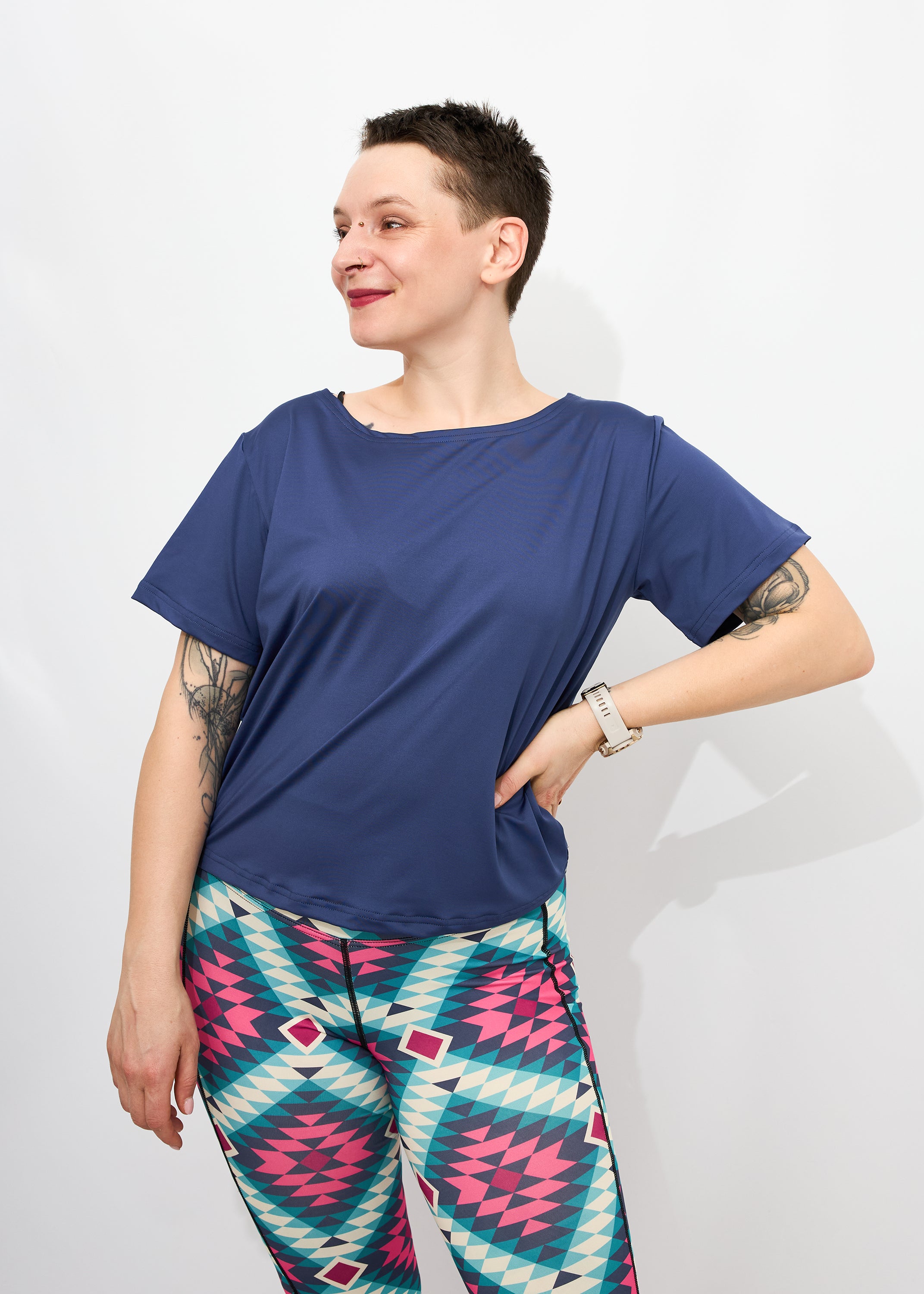 Melly trägt auf dem Foto 'Gerda' Größe S, Activewear 'blau' und 'Kathrine' Sport-Leggins Größe S, Activewear 'Rauten'