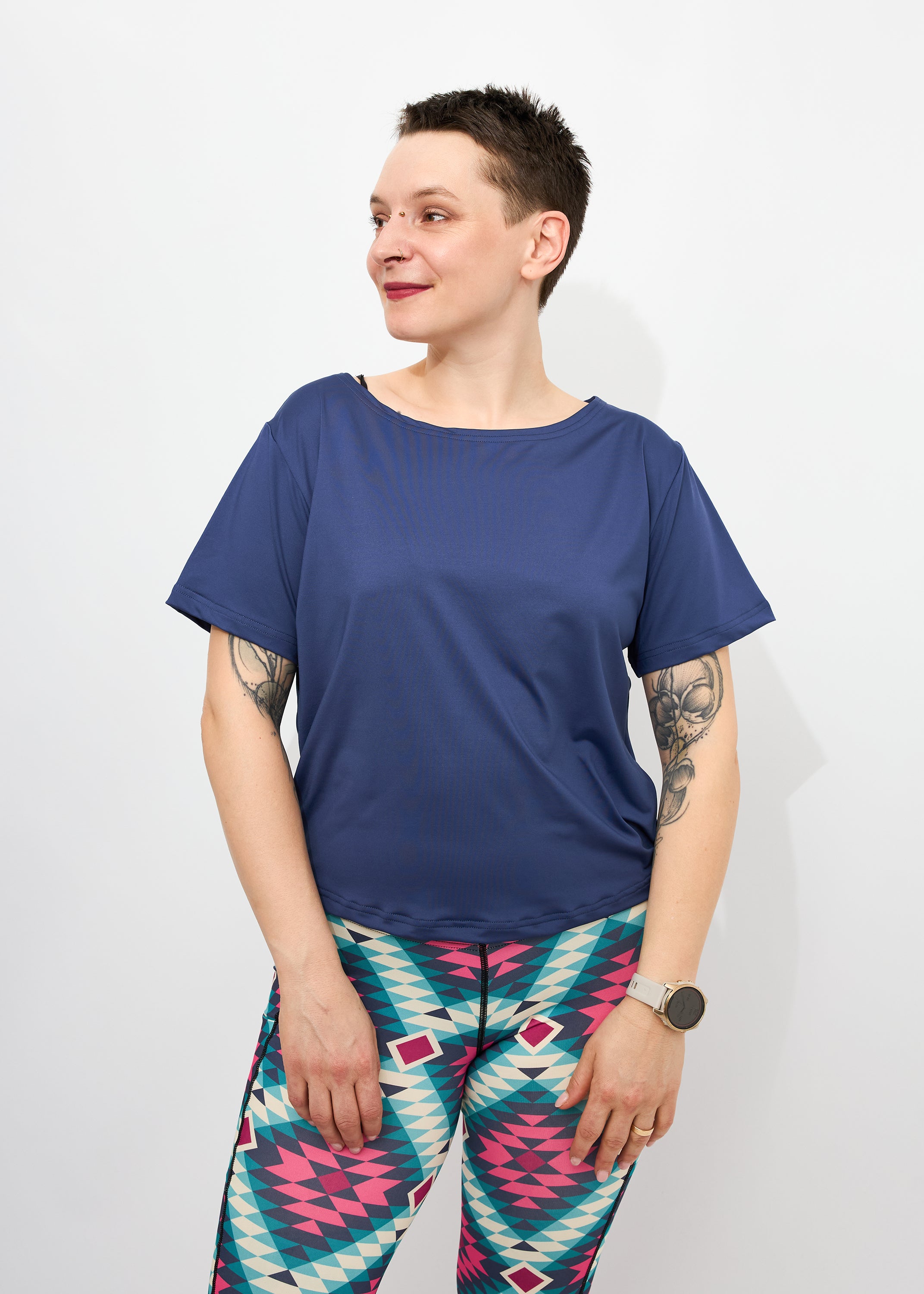 Melly trägt auf dem Foto 'Gerda' Größe S, Activewear 'blau' und 'Kathrine' Sport-Leggins Größe S, Activewear 'Rauten'