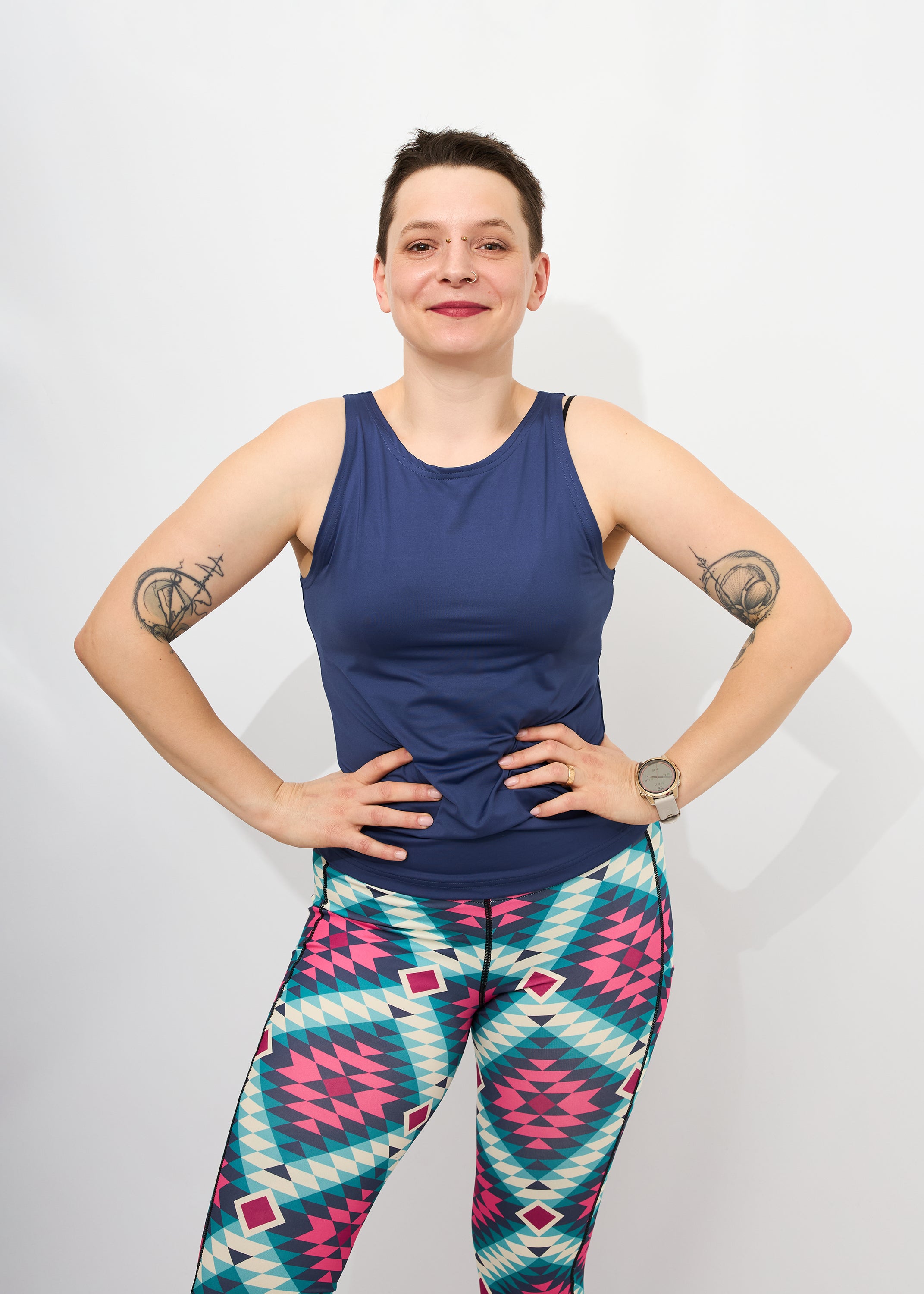 Melly trägt auf dem Foto 'Tessa' Größe S, Activewear 'Blau' und 'Kathrine' Sport-Leggins Größe S, Activewear 'Rauten'