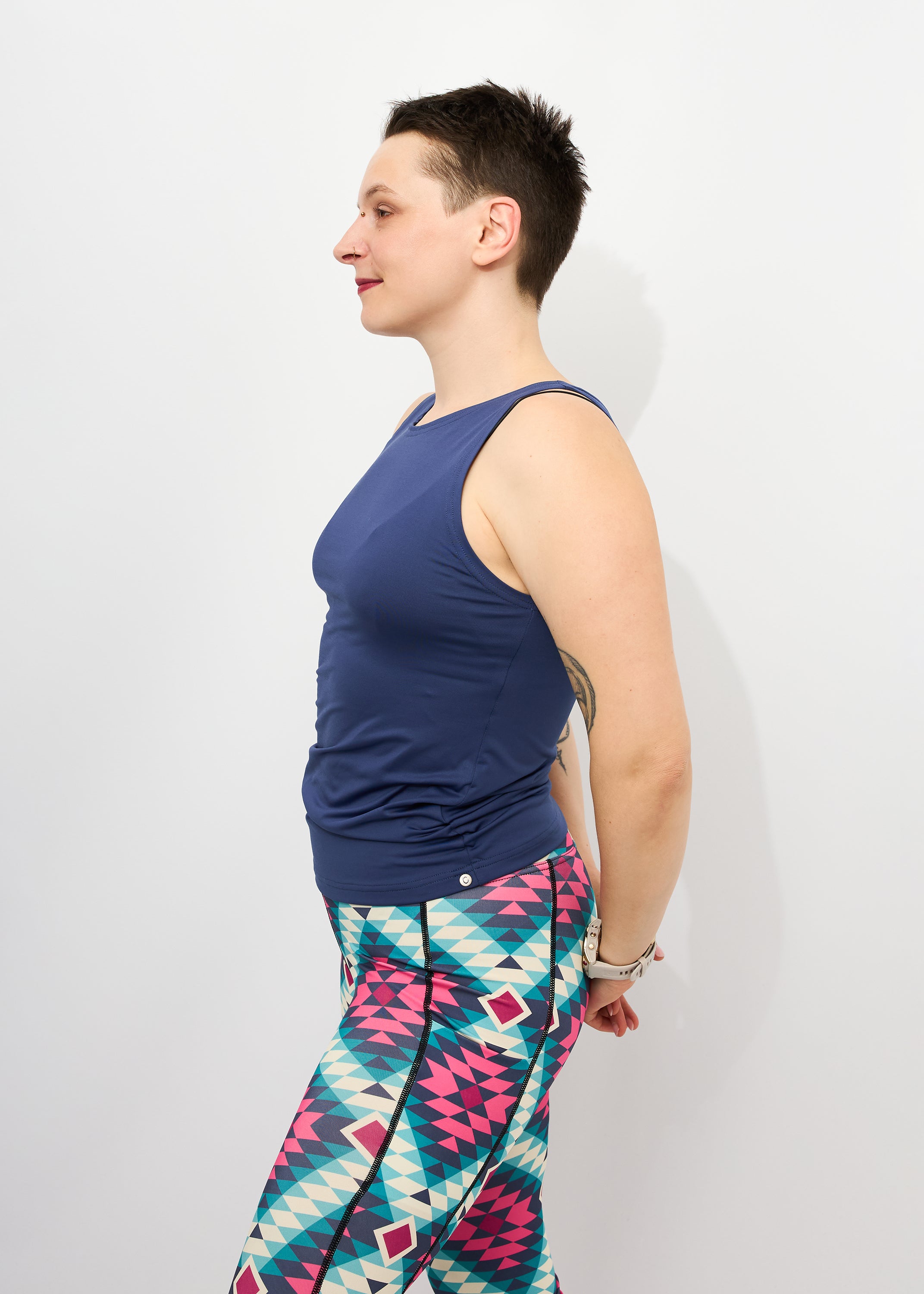 Melly trägt auf dem Foto 'Tessa' Größe S, Activewear 'Blau' und 'Kathrine' Sport-Leggins Größe S, Activewear 'Rauten'