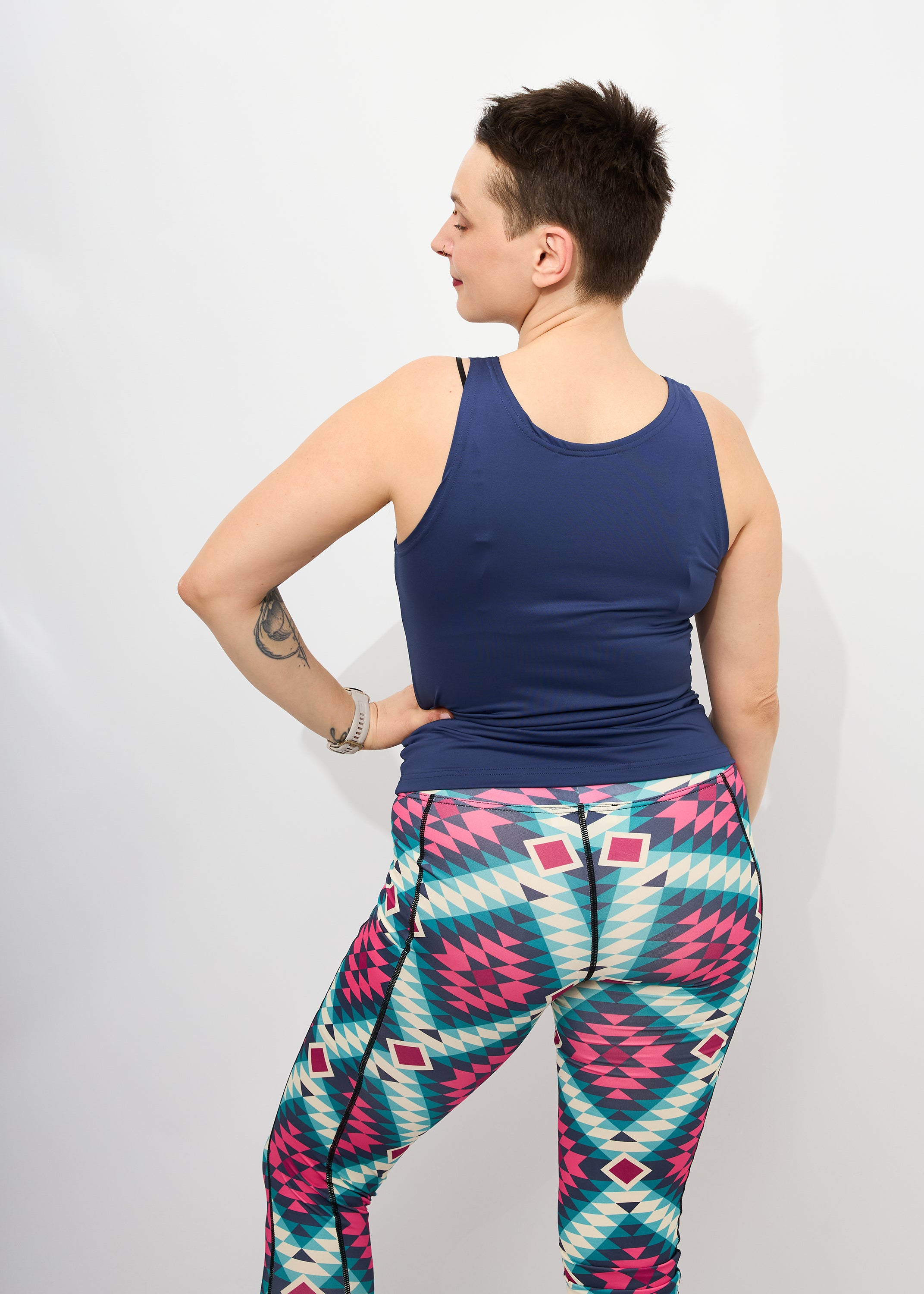 Melly trägt auf dem Foto 'Tessa' Größe S, Activewear 'Blau' und 'Kathrine' Sport-Leggins Größe S, Activewear 'Rauten'